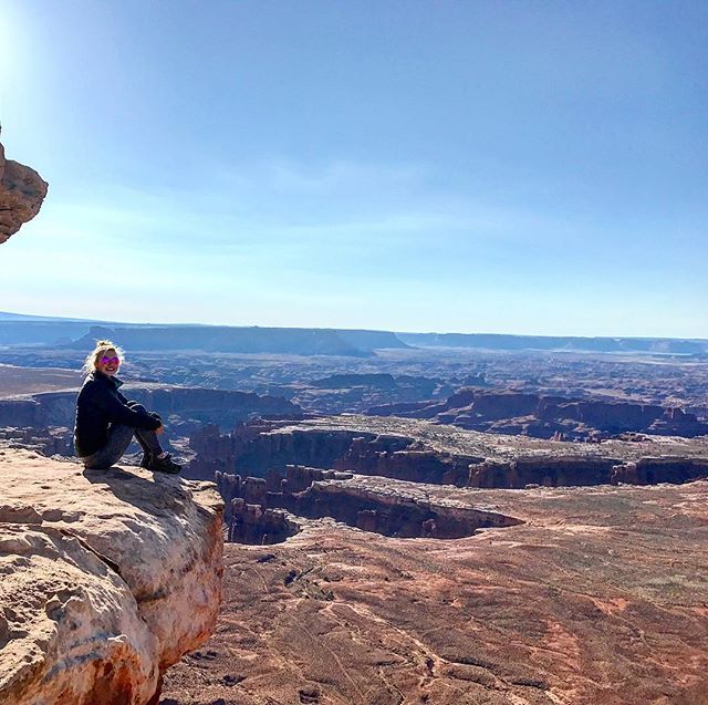 Living life on the edge at Canyonlands National Park!
.
.
.
.
.
.#moab#utah#utahgram#utahisrad#utahdotcom#lifeelevated#utahrocks#arches#sheisnotlost#darlingescapes#wearetravelgirls#travelblogger#findyourpark#mighty5#optoutside#neverstopexploring#nati
