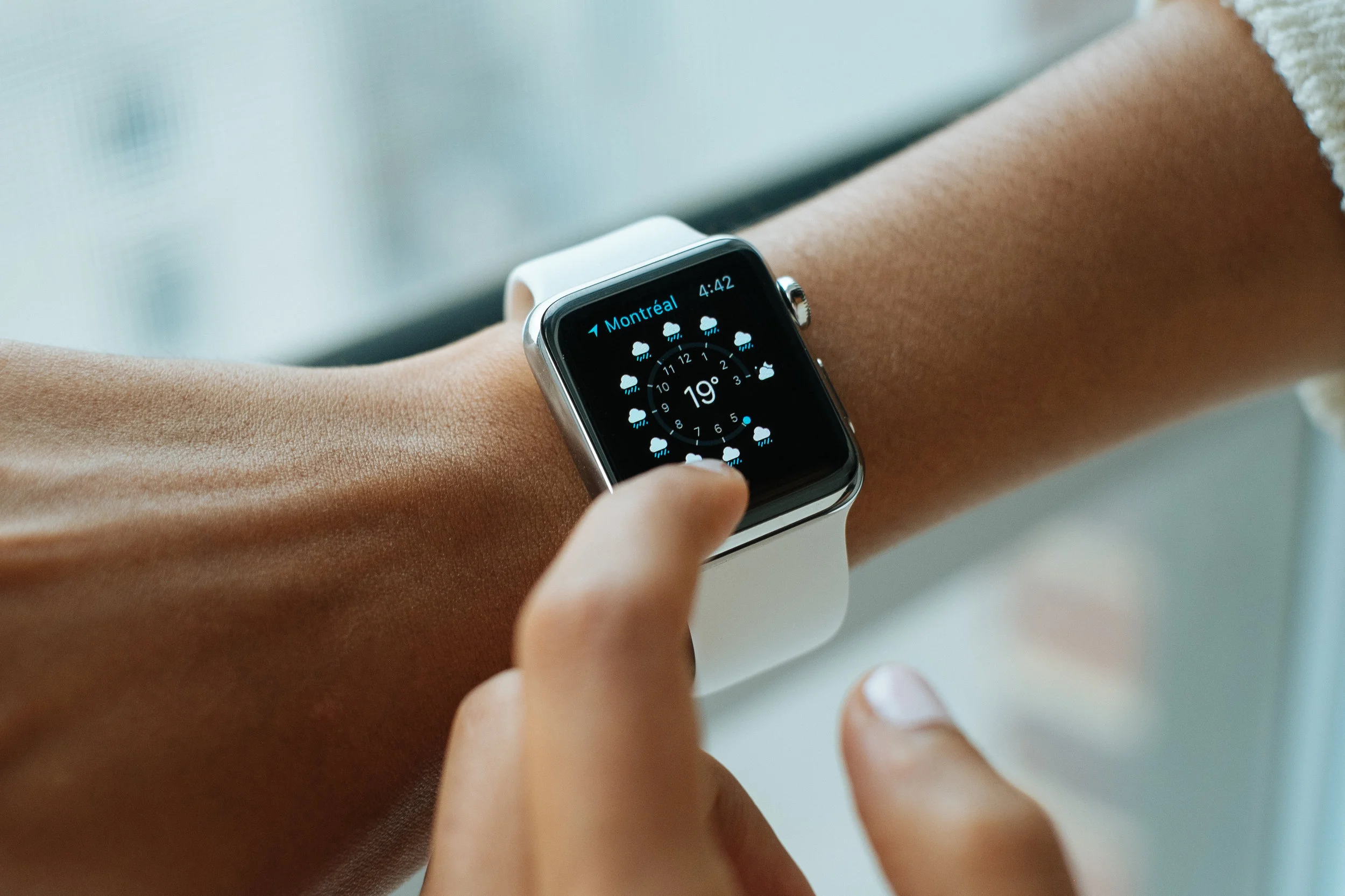 Human Grease and oil contact angle The extent to which a touchscreen or transparent surface sheds human finger markings.