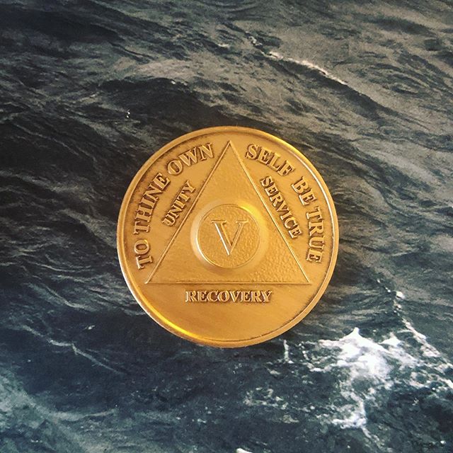 🙏🏼 🙏🏼🙏🏼5 years sober today 🙏🏼🙏🏼🙏🏼 Doesn&rsquo;t feel real. 💫 I got here one day at a time through struggle, willingness, determination, faith and most importantly unconditional love and support from my family, friends &amp; the recovery 