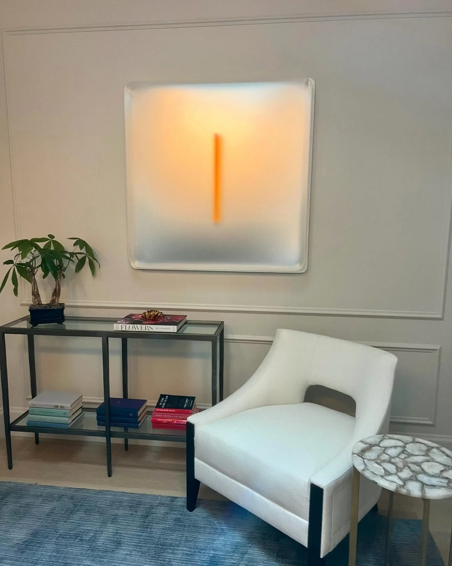 Stunning Light Glyph by @casperbrindle illuminates this beautiful space 🌟Thank you @nancytoomeyfineart for the spectacular curating collaboration ❤️&zwj;🔥

#californialightandspace #contemporaryart #contemporaryartist #modernart #californiaart #col