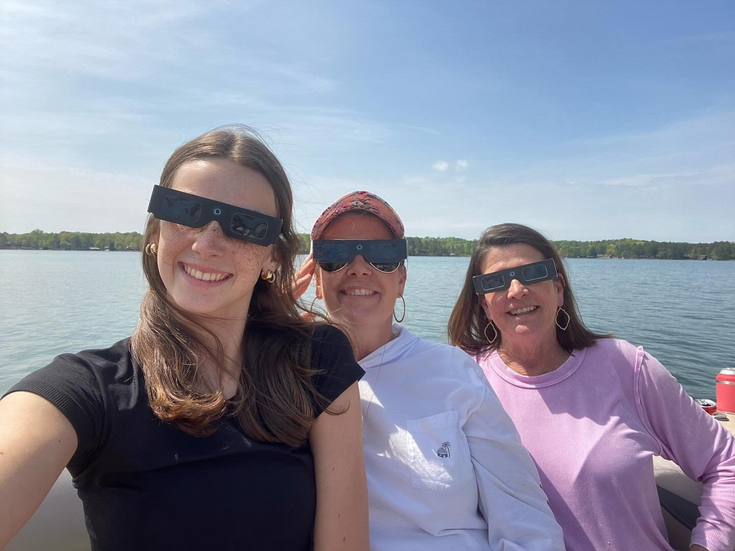 Lake Martin was the best place to watch the eclipse!! 🌙 🌕 🌖 💦
.
@avacfrank25 @staceyb90 @steelemarketing