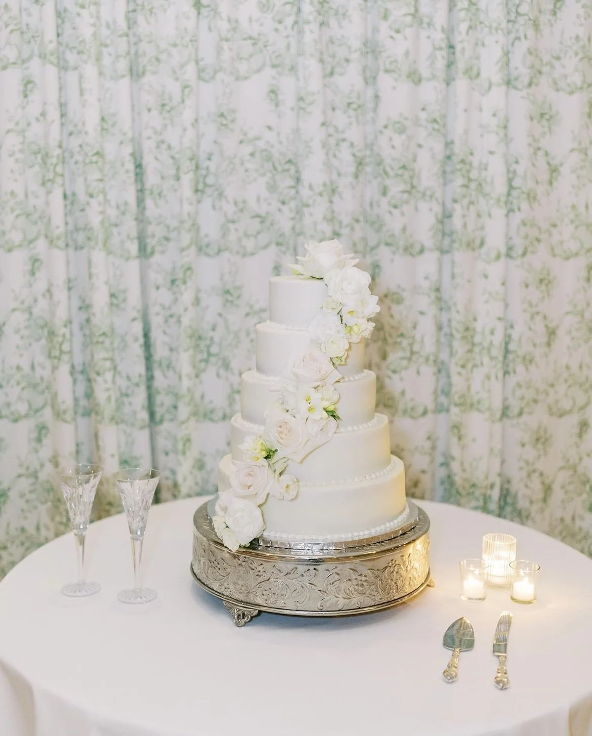 Emily Smith wedding cake 24.PNG