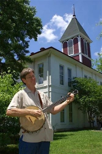 Dan Knowles and banjo.jpg