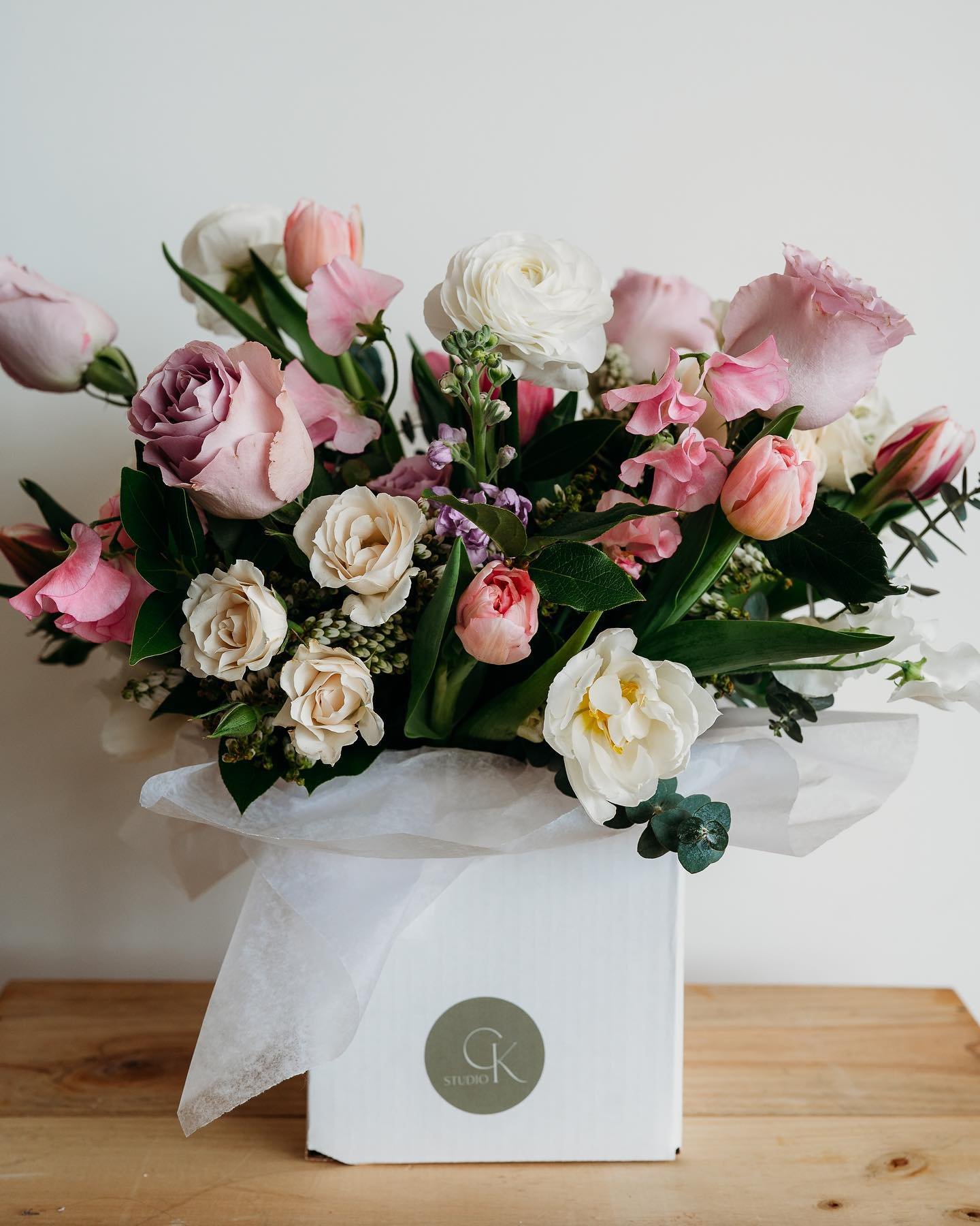 PASTELS | A natural and garden-inspired composition featuring a mix of seasonal blooms in a simple glass vase. 💜 Ideal as a centerpiece on a dining or coffee table.

Link in bio to order. Save 10% with code STUDIOCK10.

PASTELS | Une composition d&r