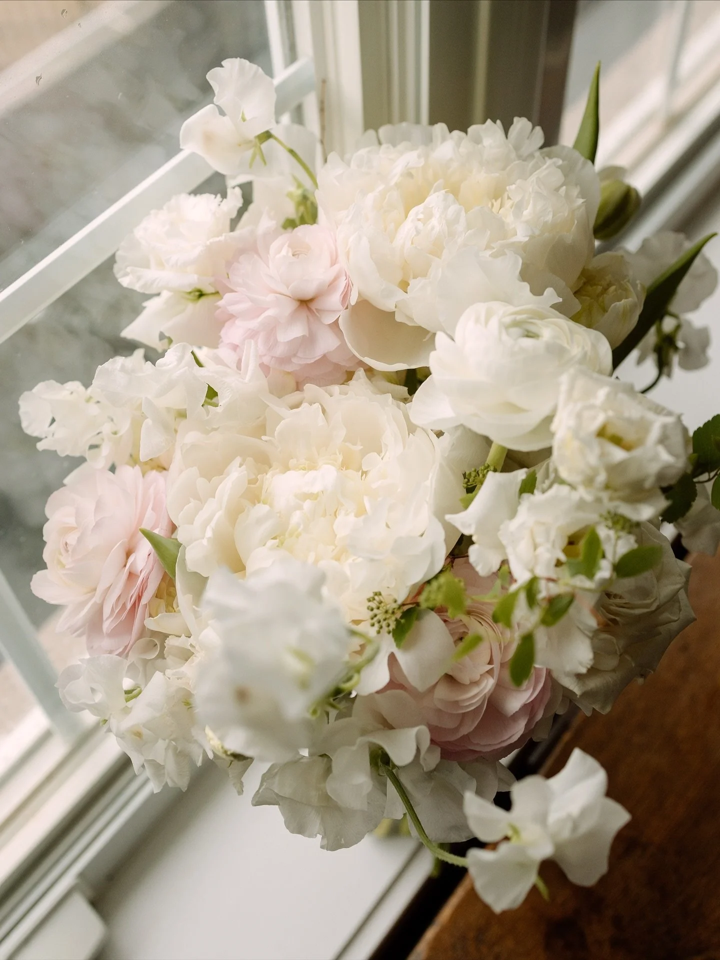 For V&eacute;ronique.
The softest spring blooms.

Photographer @alizadworkind 
Planner @beyondtheknotweddingco 

#montrealweddingflorist #montrealbride #montrealwedding #bridebouquet #springwedding #bridalbouquet #montrealwestisland
