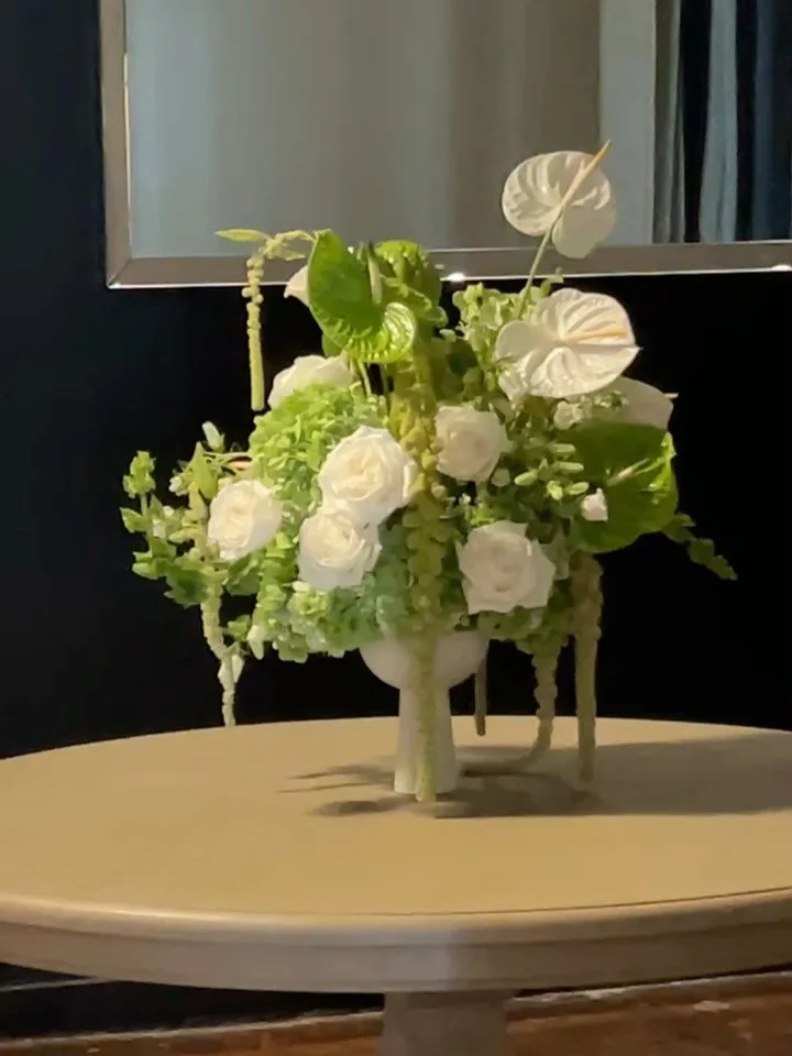 A moment for green and white.

Planning @accentmyevent 
Photographer @photosbykmt 
Rentals @divalocation 
Venue @entrepotsdominion