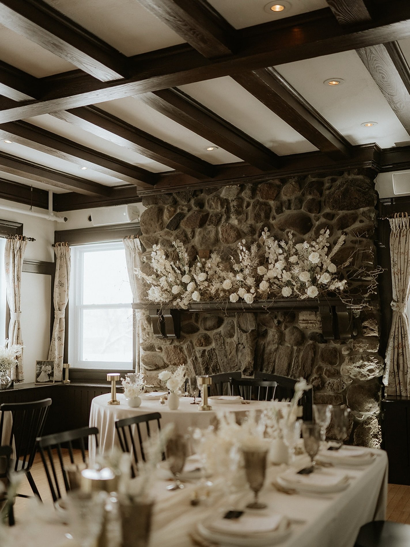 ngl this snow has me thinking about this dreamy wintery wedding.

Planner @osezdireoui 
Photographer @beau_video