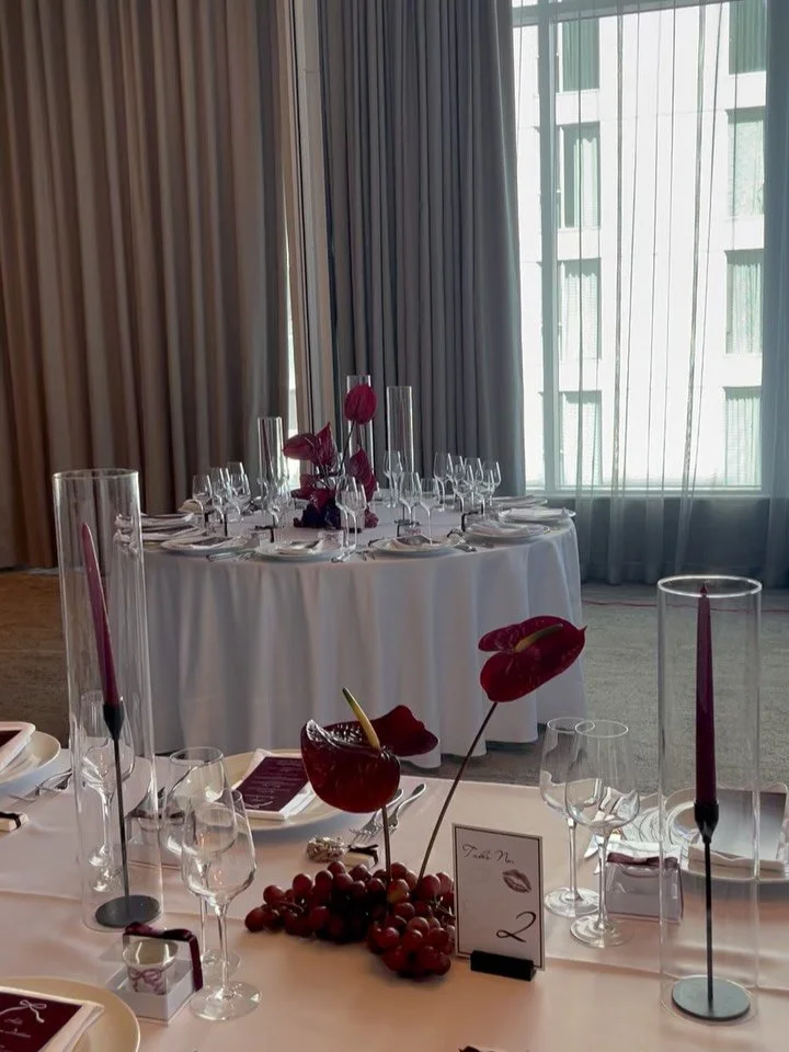 Some behind the scenes from this symphony of anthuriums and grapes with @coolsevents 

Thank you Andrea @studio.foliage for slinging grapes with me and bringing it to life