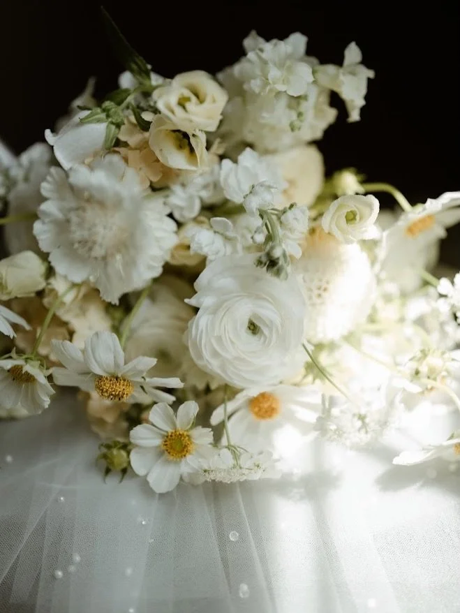 For J&amp;M

Airy wildflower florals in soft whites, ivory, and buttercream yellow designed to feel organic, romantic, and effortlessly refined.

Planner @coolsevents 
Photography @lexandbenjamin