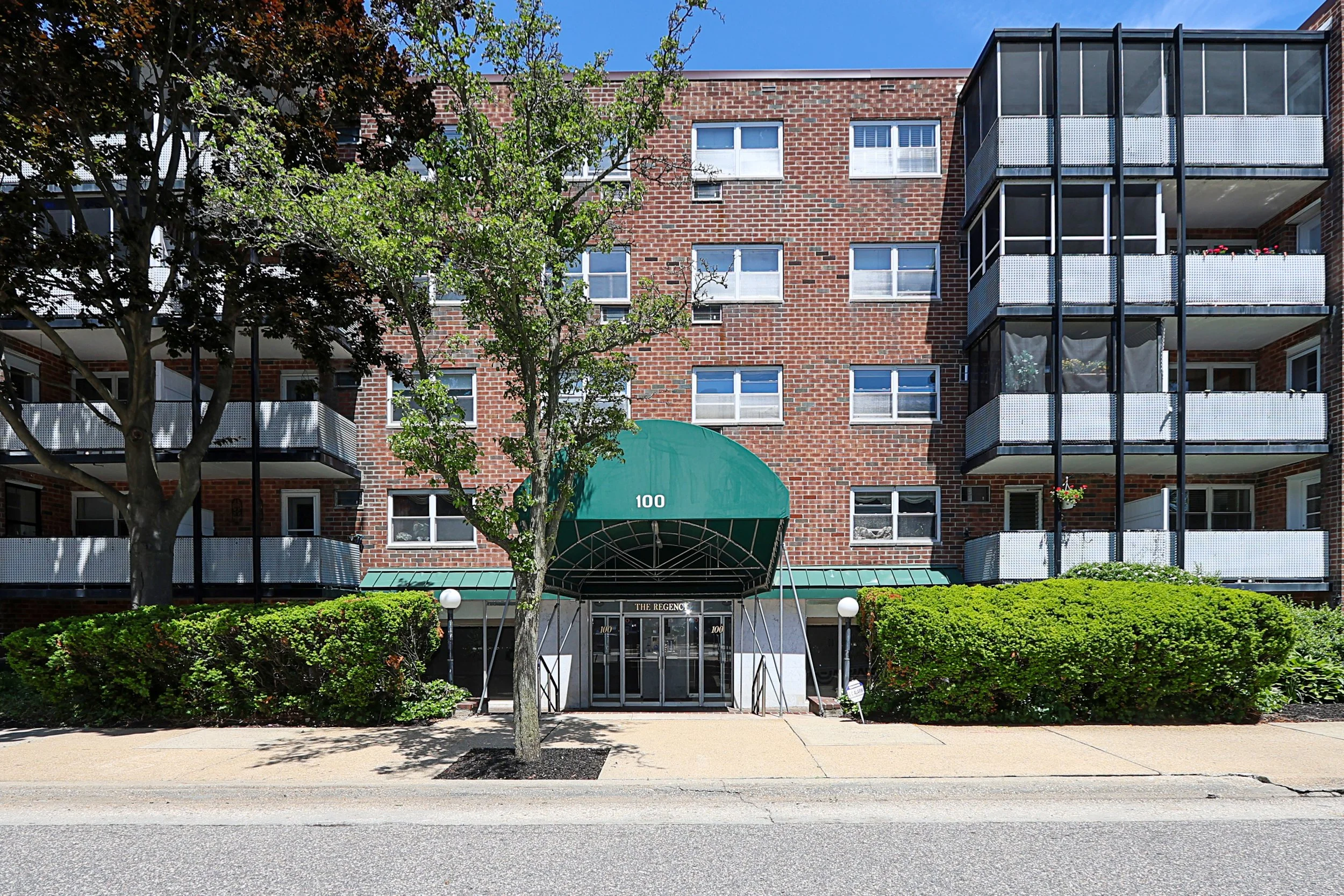 * AVAILABLE IN MINEOLA *