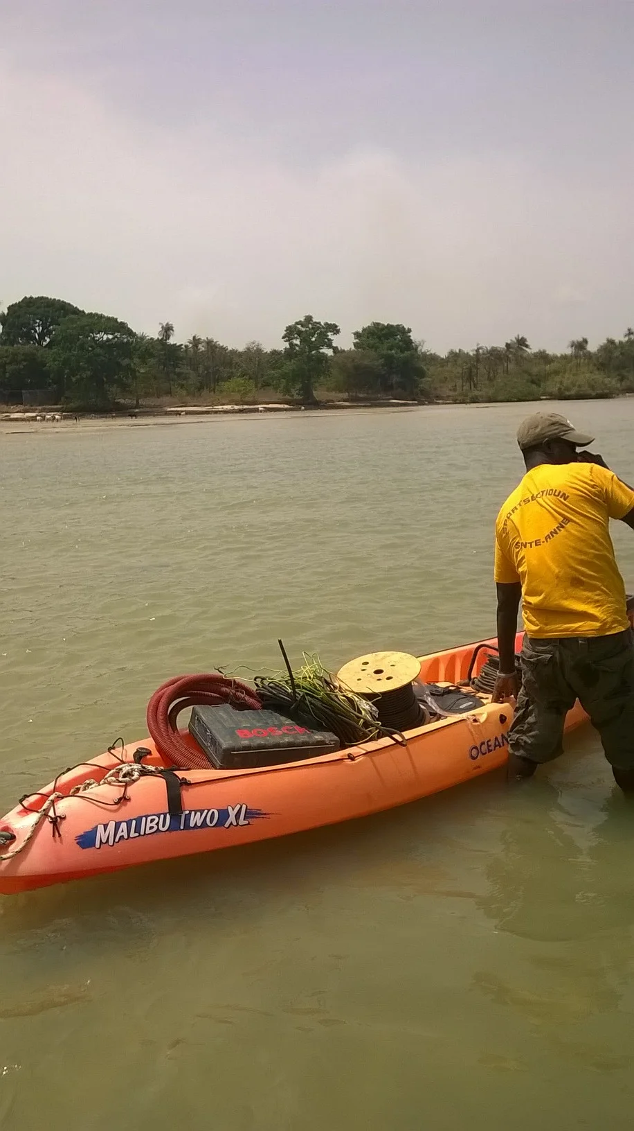 Transporte de materiais para ilha de Caravela