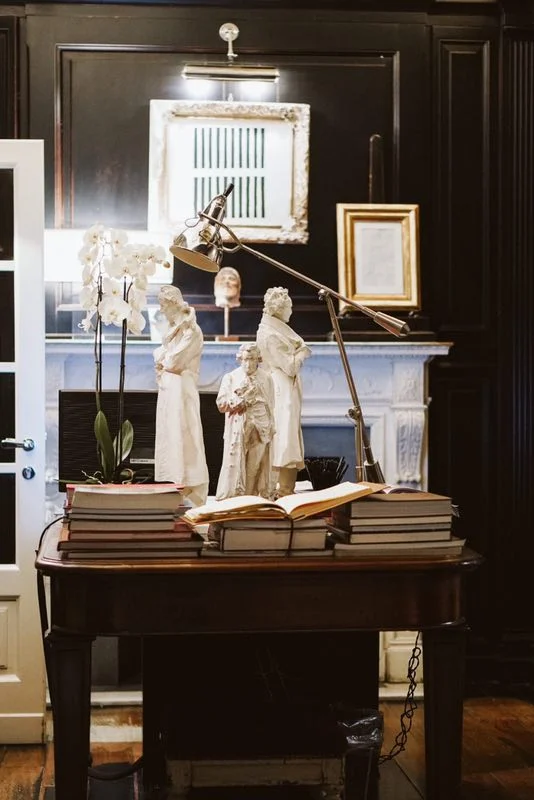 The charming Library is served as reception and is full of books that are available to guest. Plaster casts depicting famous writers from the 1800’s are from a well known casts gallery. Above the Regency fire place, a painting from the 80’s hangs.