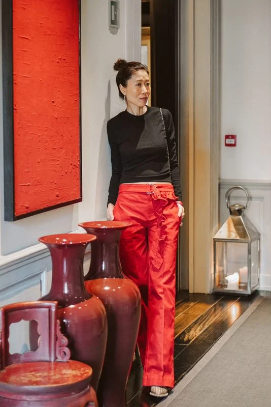 The hotel entrance is displayed with stunning antiques, Chinas and paintings. It has the discreet atmosphere of a luxurious private residence.