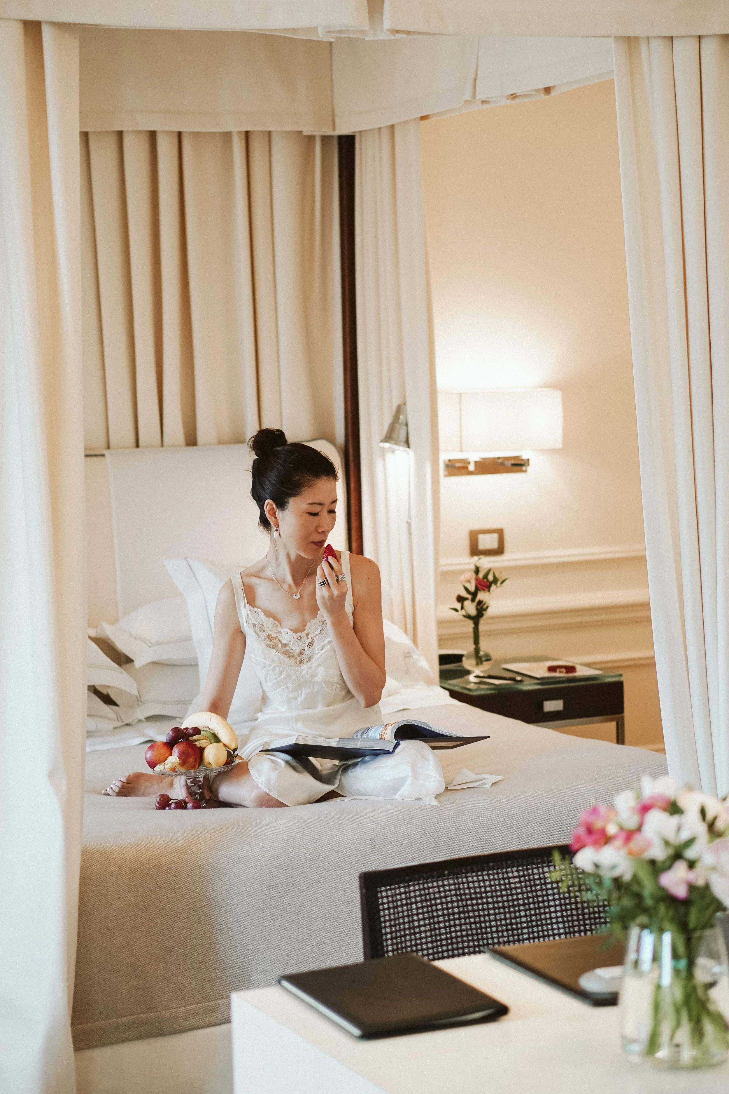 The Cozy little dens has stunning flower arrangement. The rooms are done in a palette of whites and creams with blond oak floors, four posters hung with heavy wool drapes.