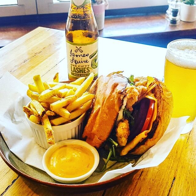 LUNCH SPECIAL THIS WEEK
Southern fried chicken Burger, with Cheese Sauce, lettuce, tomatoes, coleslaw, fries, beer yours for $18.90 🍔🍻😉