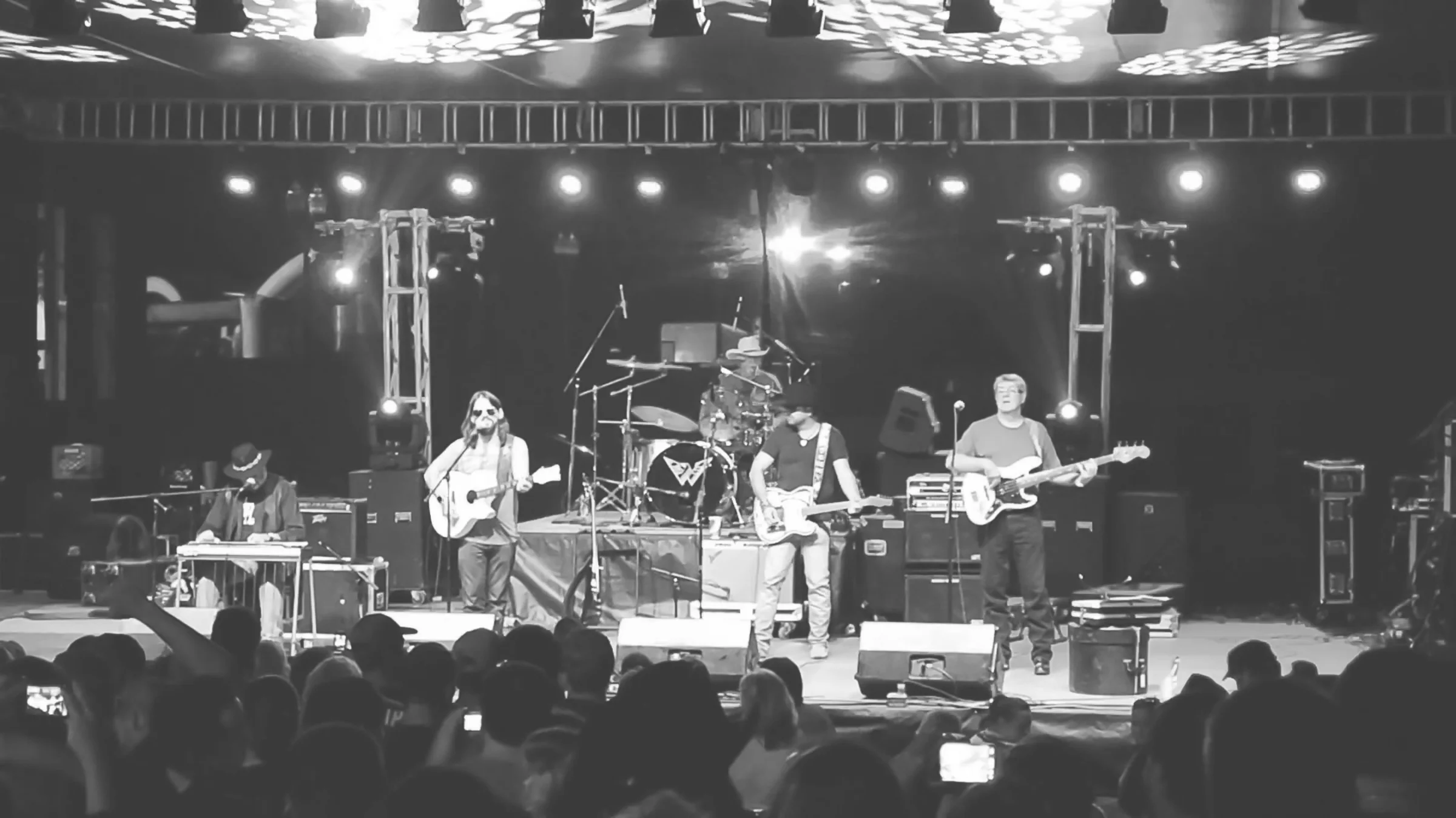 shhoterlivebw copy.jpg