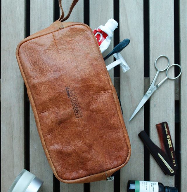 Stuck for Father&rsquo;s Day gift ideas? How bout a leather toiletry bag from @merchant.lane⁉️🧴 🙌🏼
Not too big, real genuine leather and fast shipping, your Dad, Grandad, Pop, or any awesome male in your household that deserves celebrating this Su