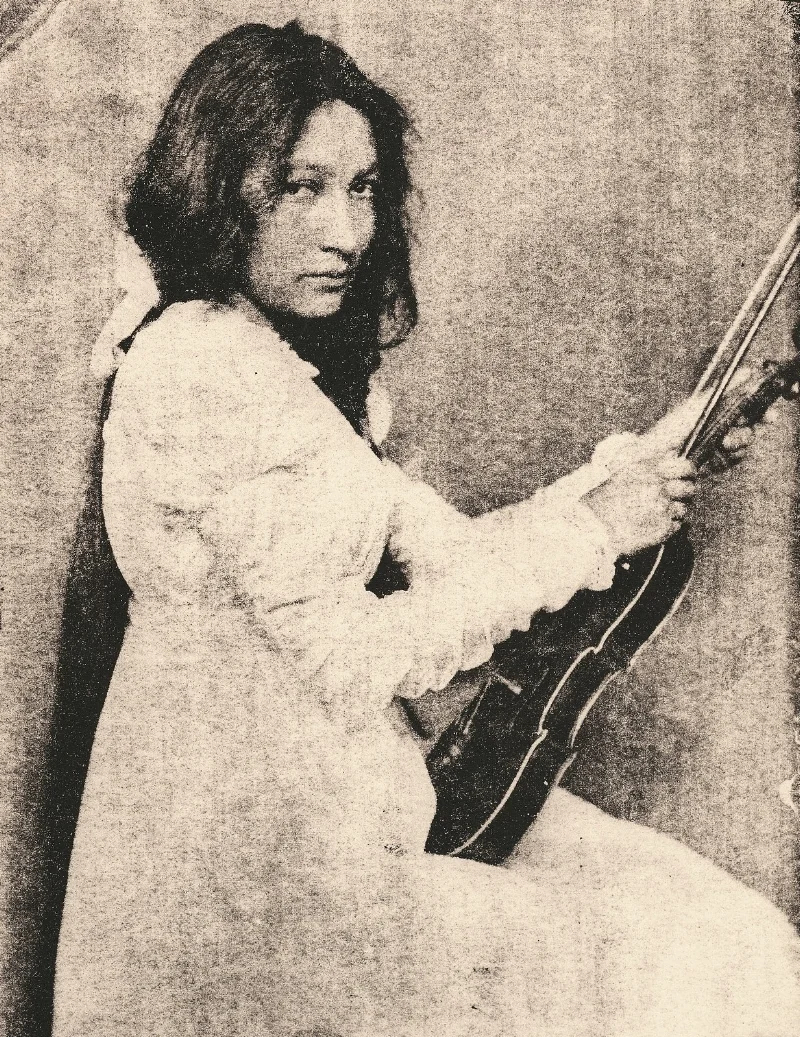 Zitkala_Sa_1898_with_violin.jpg