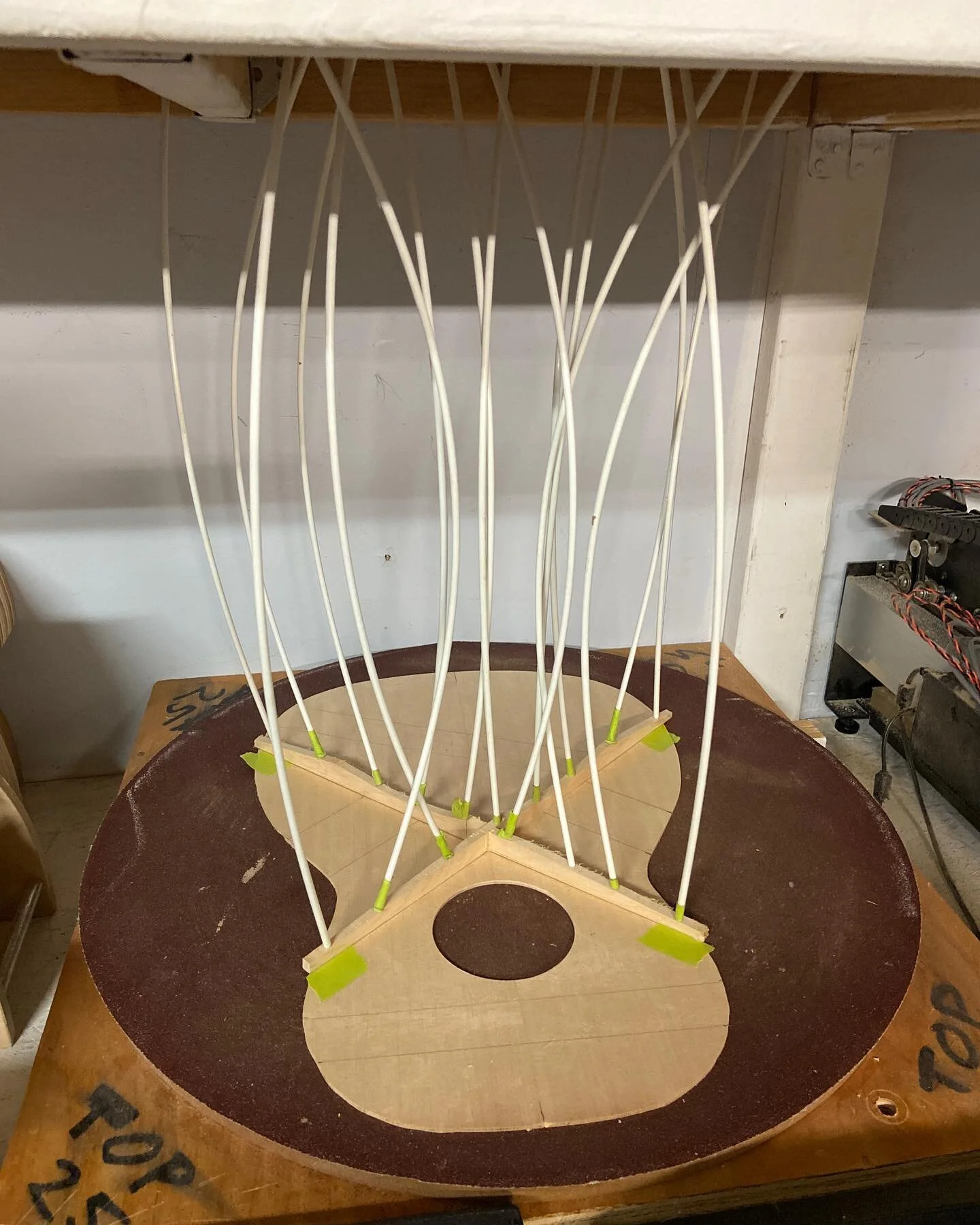 Gluing up some braces on the gorgeous Sitka and rosewood 00-28. .
#napavalley #napavalleyluthier #napacustomguitar #napavalleyartist #napavalleymusician #winecountryluthier #handcraftedguitar #californiahandcraftedguitars #custombuiltguitar #sonomalu