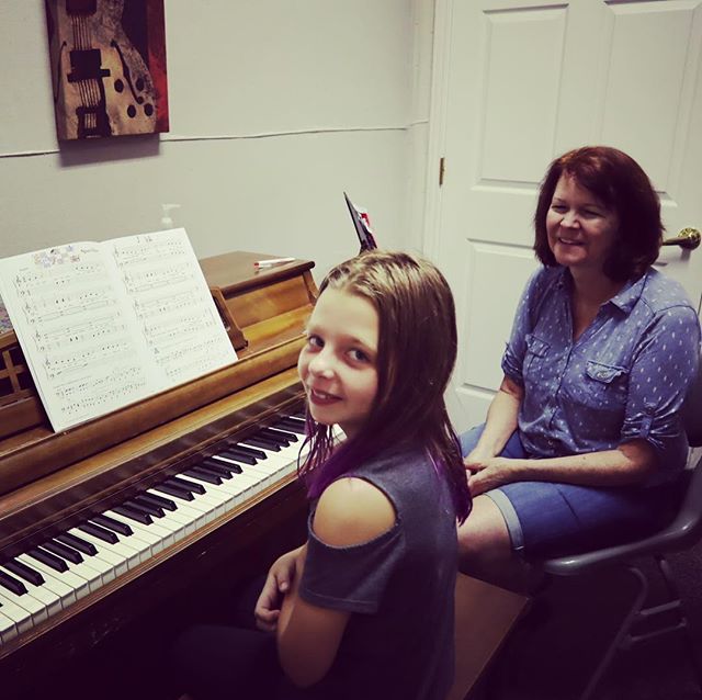 Mary has 25+ years experience teaching piano!  This helps young students like Olivia instill great habits and technique from the beginning 👍🏼 #roundrockmusic #pianolessons #kidsmusicclass #musiclessons #roundrocktx #pflugerville #hutto