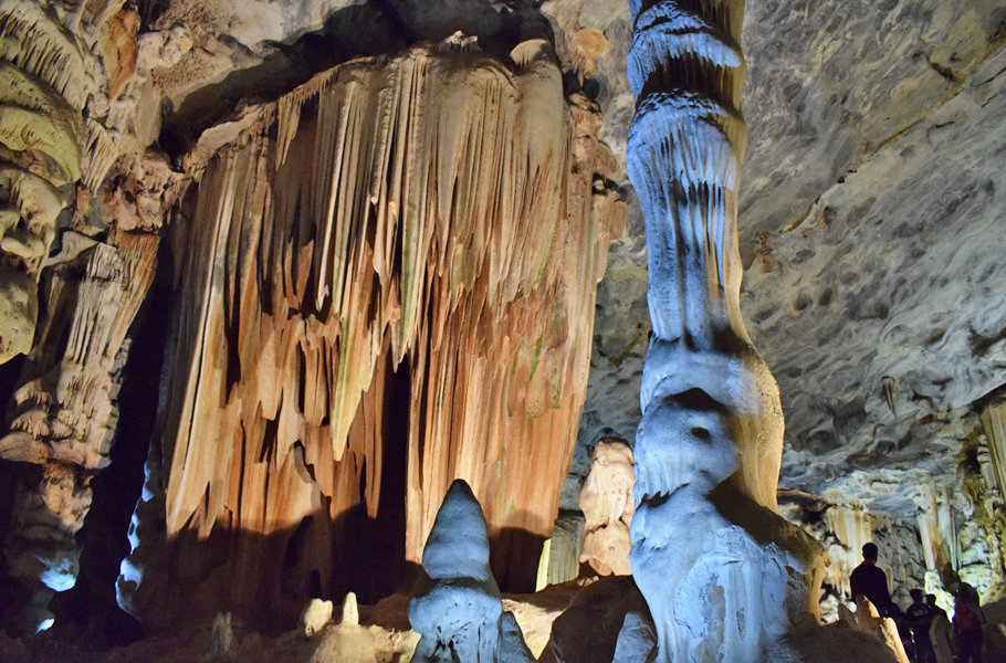 Cango Cave stalactites and stalacmites