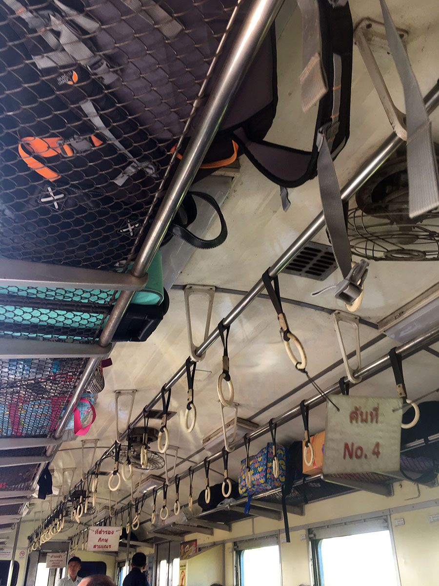 Interior dalam kereta menuju Ayutthaya. 11-12 sama KRL Ekonomi Jabodetabek tahun 2011-an kalo menurut saya, sih..