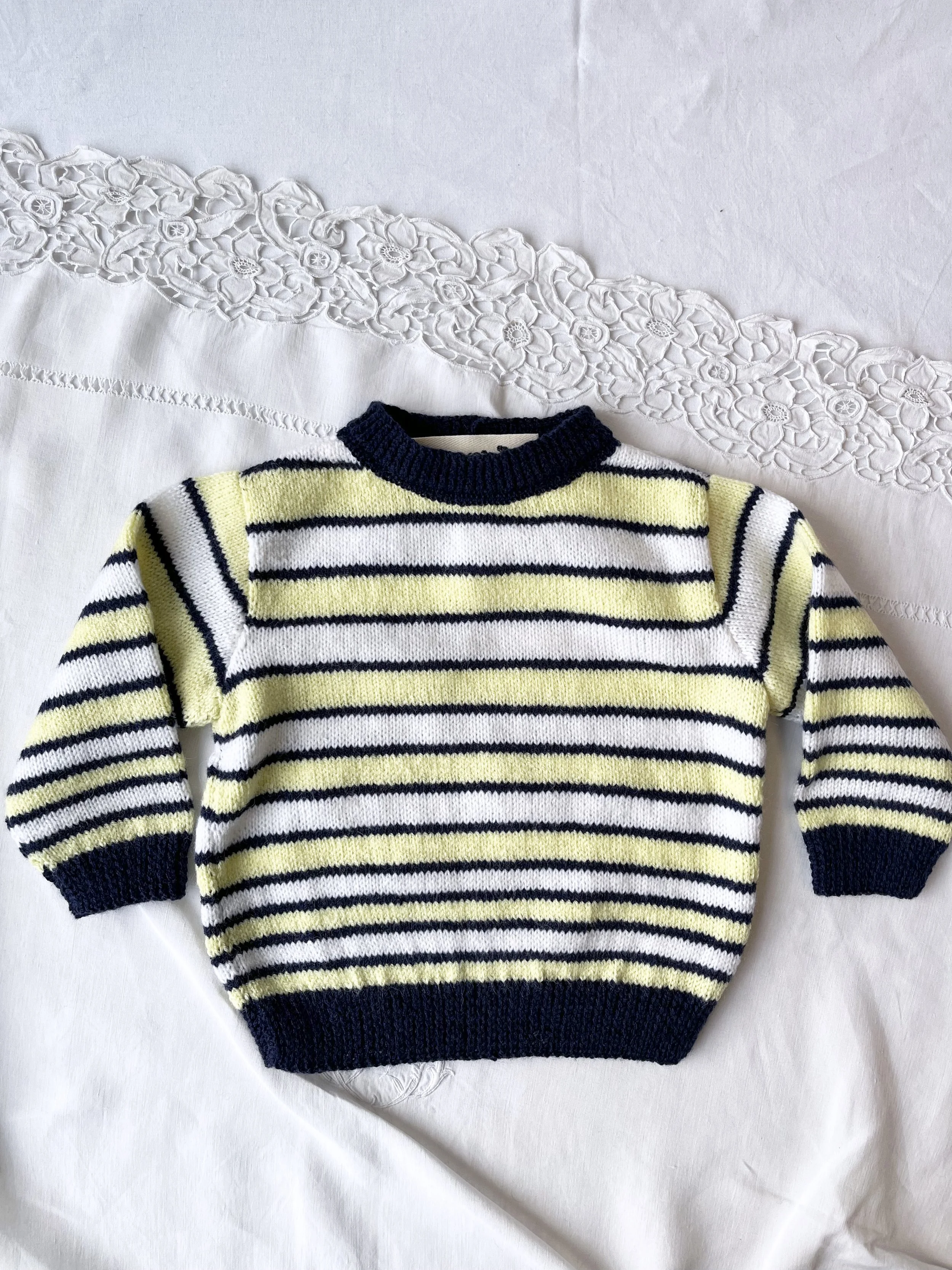 PULL RAYÉ BLANC BLEU JAUNE DEVANT.jpg