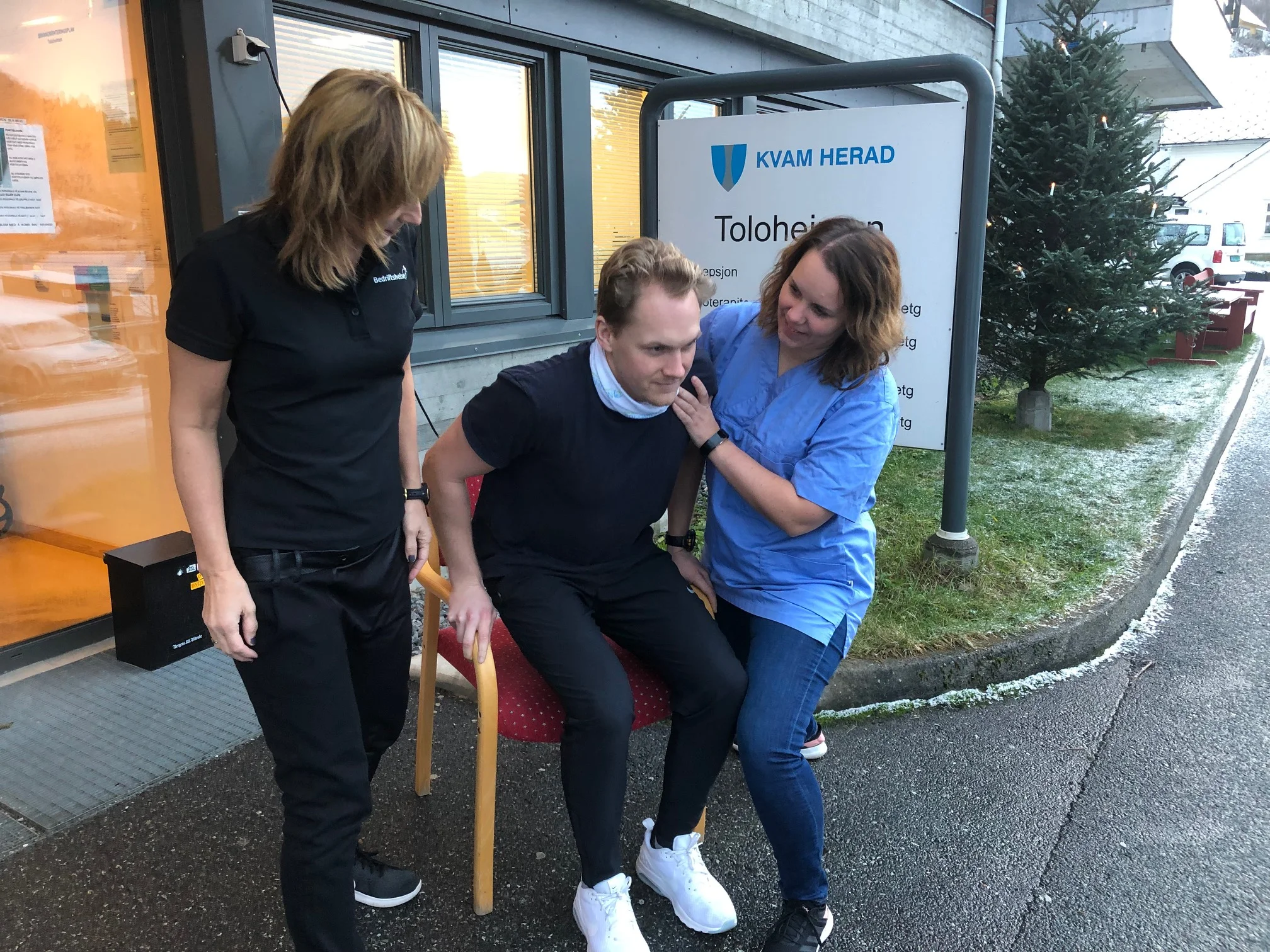 Fyseioterapeutene Torild Kveberg frå Bedriftshelse1 (t.v.) og Rikke Gjerde Reistad frå Kvam herad viser riktig forflytningsteknikk.
