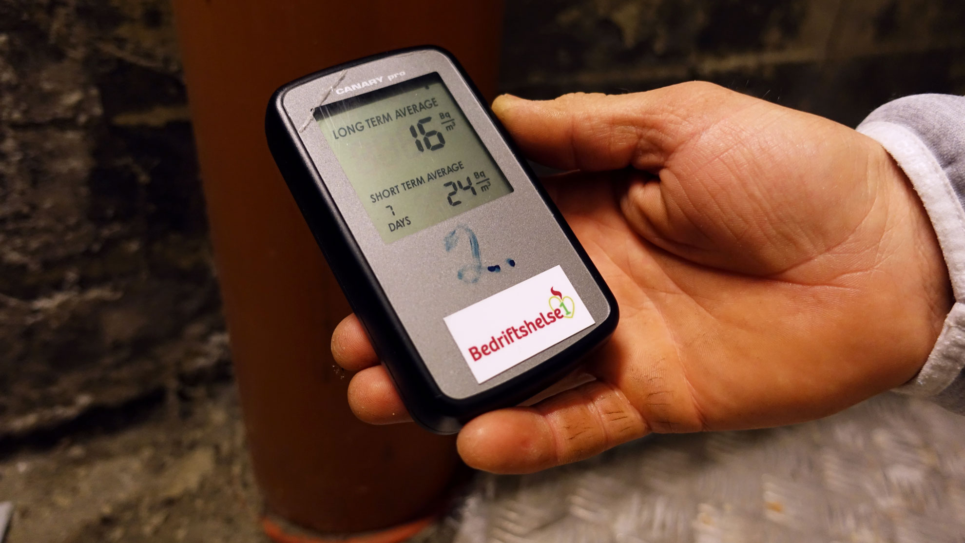 Dette elektroniske instrumentet vil vise kor høge verdiar av radon vi er eksponert for, og når dei oppstår gjennom døgnet.