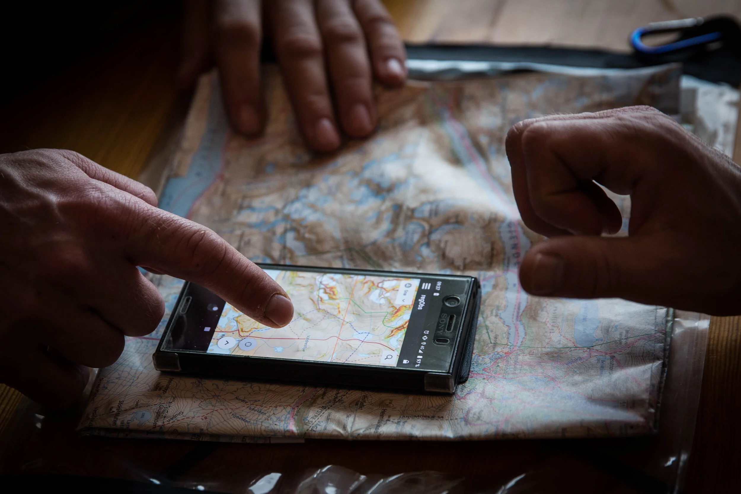 Fyrste kvelden ser vi på turplanlegging, kart og ulike digitale og analoge hjelpemiddel. Vi har eit ferdråd i små grupper, går gjennom skiutstyret og pakker sekken klar til tur.