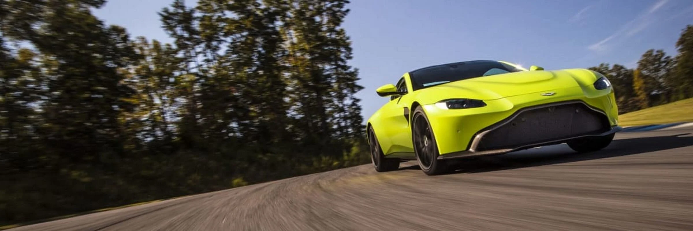 jpg_medium_aston_martin_vantage_2017_35.jpg