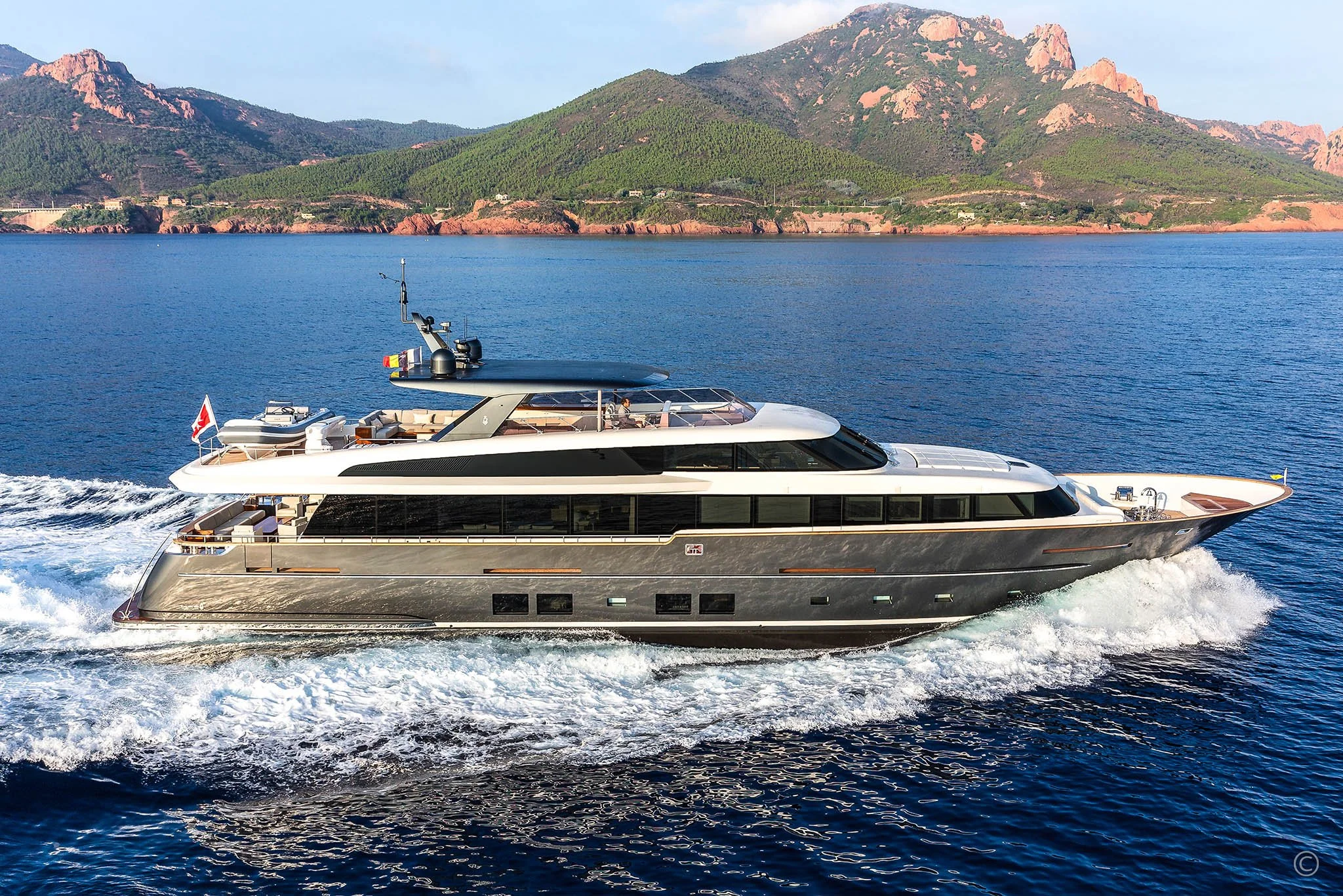 Van-der-Valk-Raised-Pilothouse-32m-2.jpg