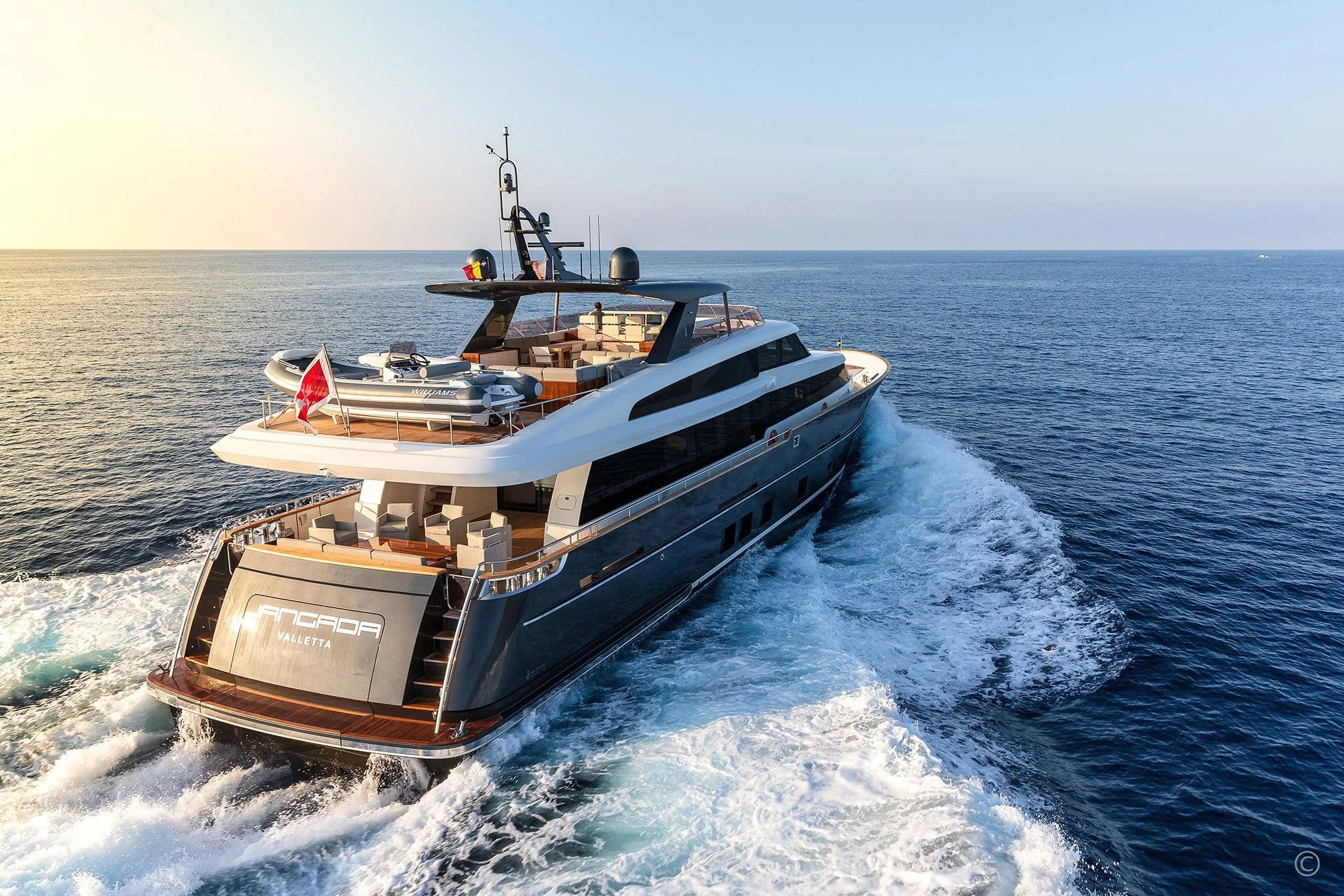 Van-der-Valk-Raised-Pilothouse-32m-4.jpg