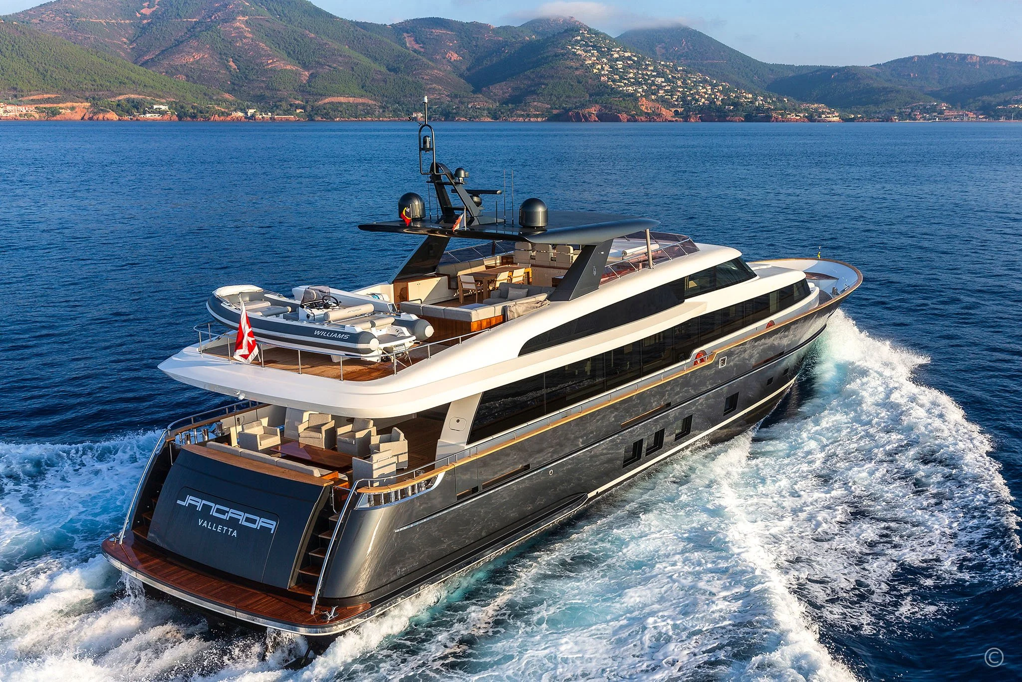 Van-der-Valk-Raised-Pilothouse-32m-5.jpg
