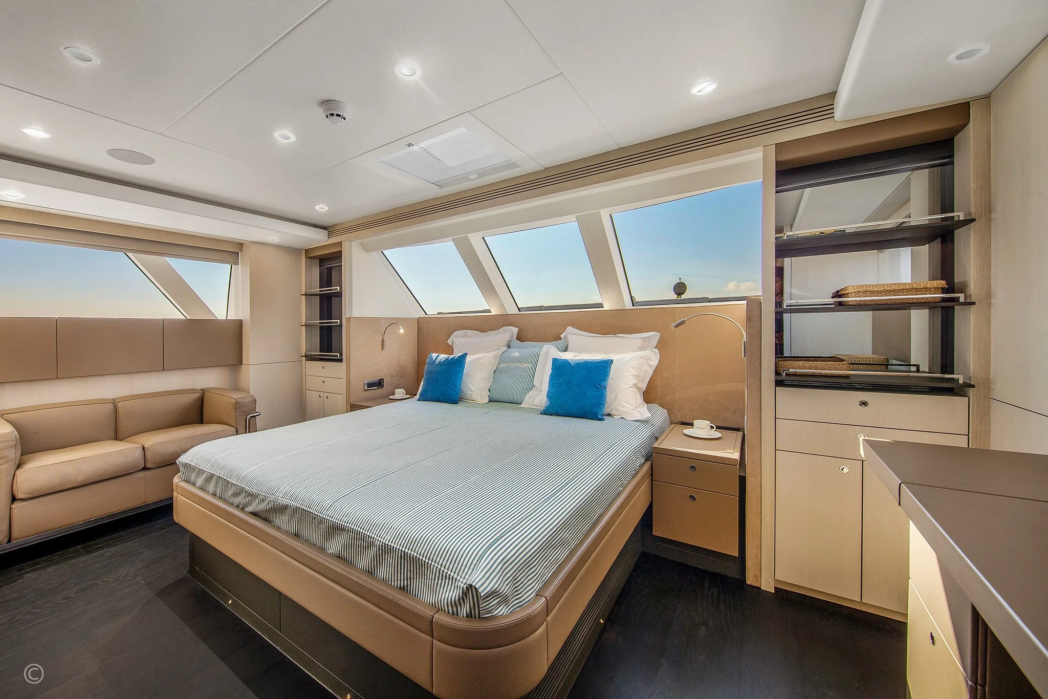 Van-der-Valk-Raised-Pilothouse-32m-12.jpg