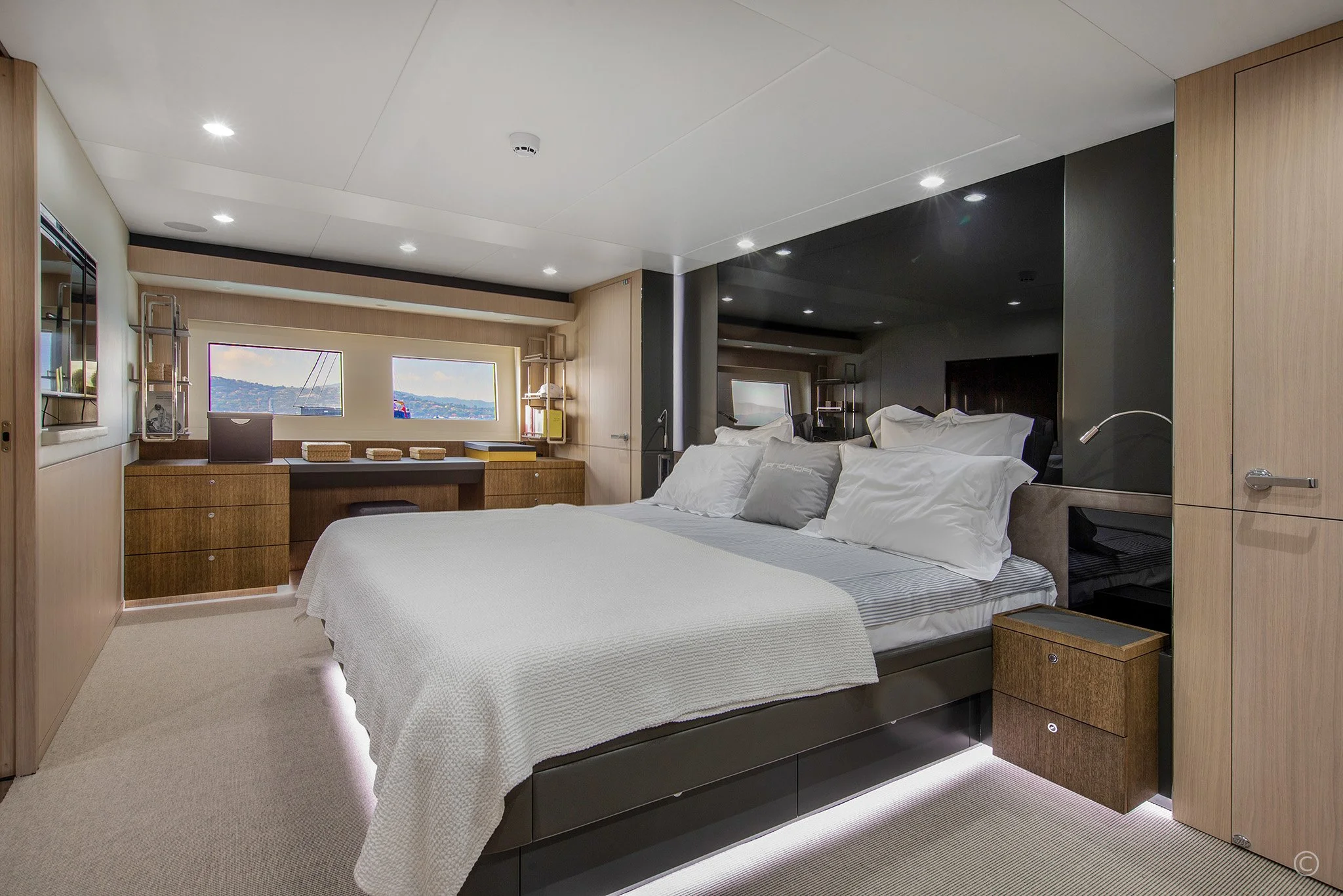 Van-der-Valk-Raised-Pilothouse-32m-13.jpg