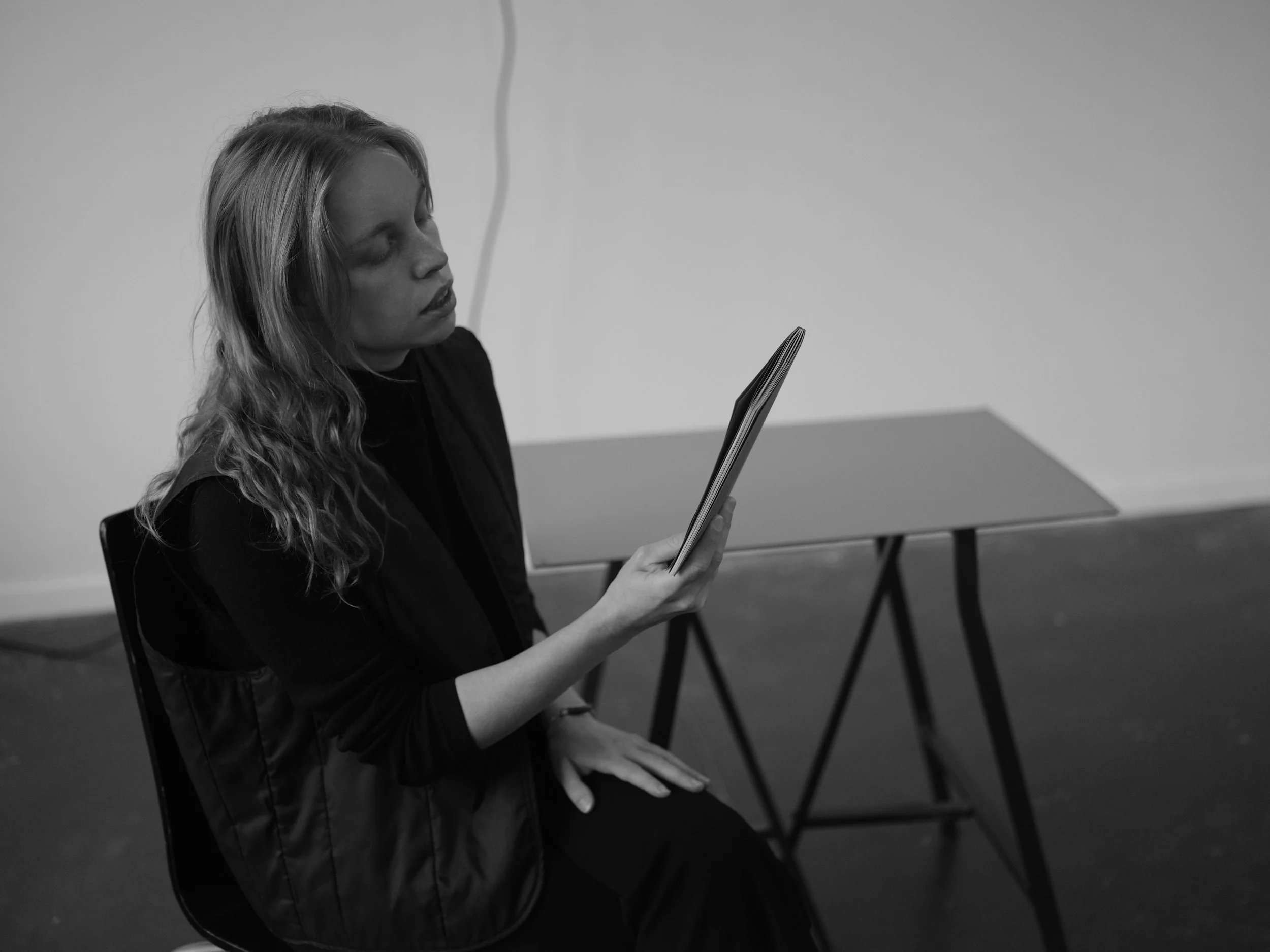    As a Matter of (f) act 01 - The Queen Must Die (2024) :   Reading, portrait by Lara Gasparotto 