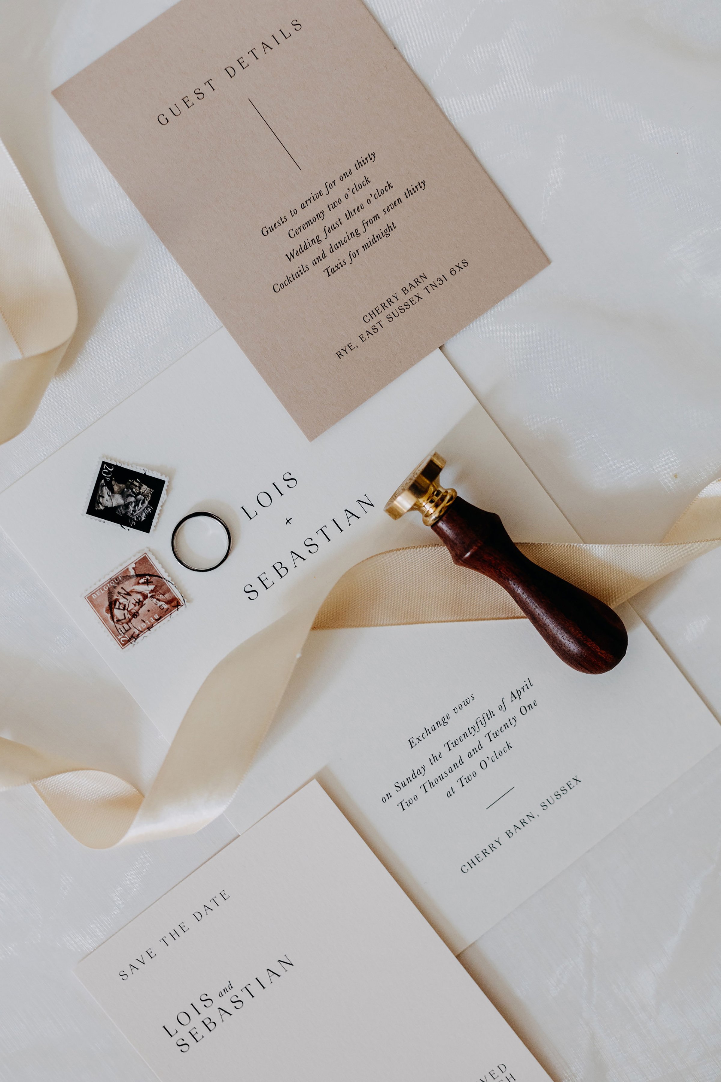 modern_luxe_neutral_cream_wedding_invitations_01.jpg