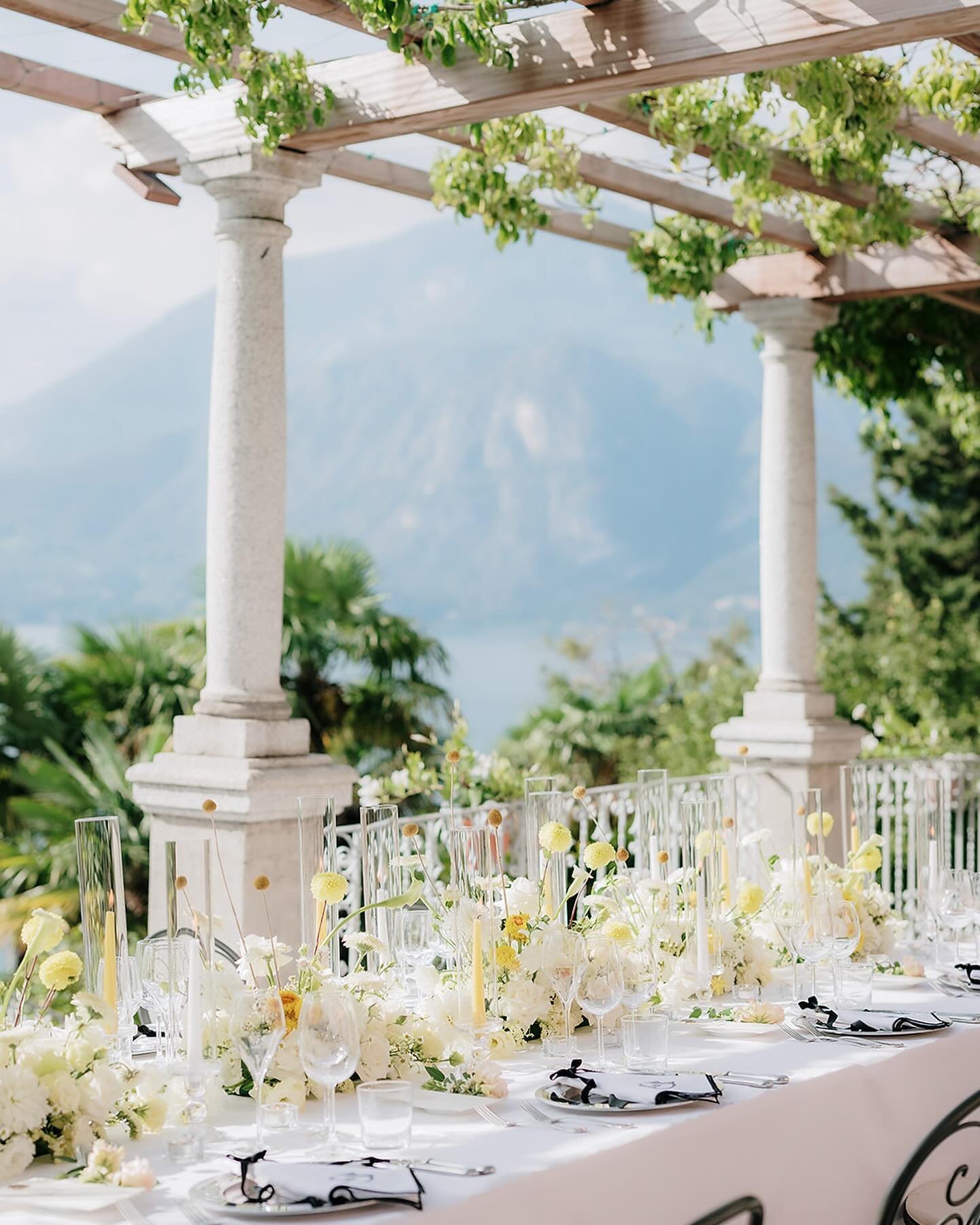 Nothing says summer like alfresco dining and today&rsquo;s the perfect day for it&mdash;at last! 

Editorial for @wed_vibes
Planner &amp; designer
@roberta_burcheri_events
Photographer @gianniaiazzi_photographer
Florals design @dellabellafiori
Videog