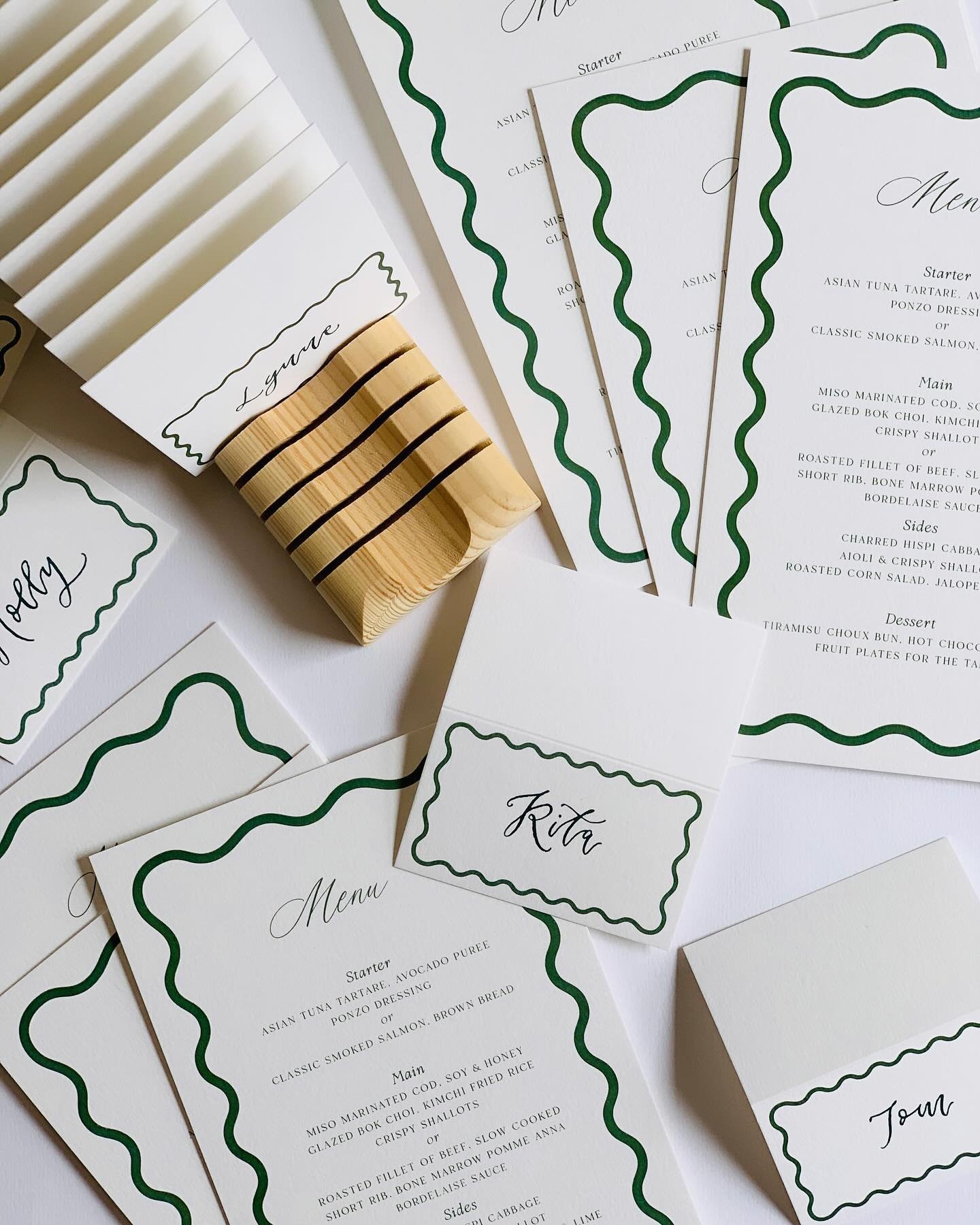 The cutest guest name cards and menus for a special birthday celebration last month ✨

@dkinteriors 
@tomsstudio 

#calligraphylettering 
#guestnamecards 
#specialbirthdaycelebrations 
#forestgreenink 
#leftylettering 
#scallopedgedesign 
#menudesign