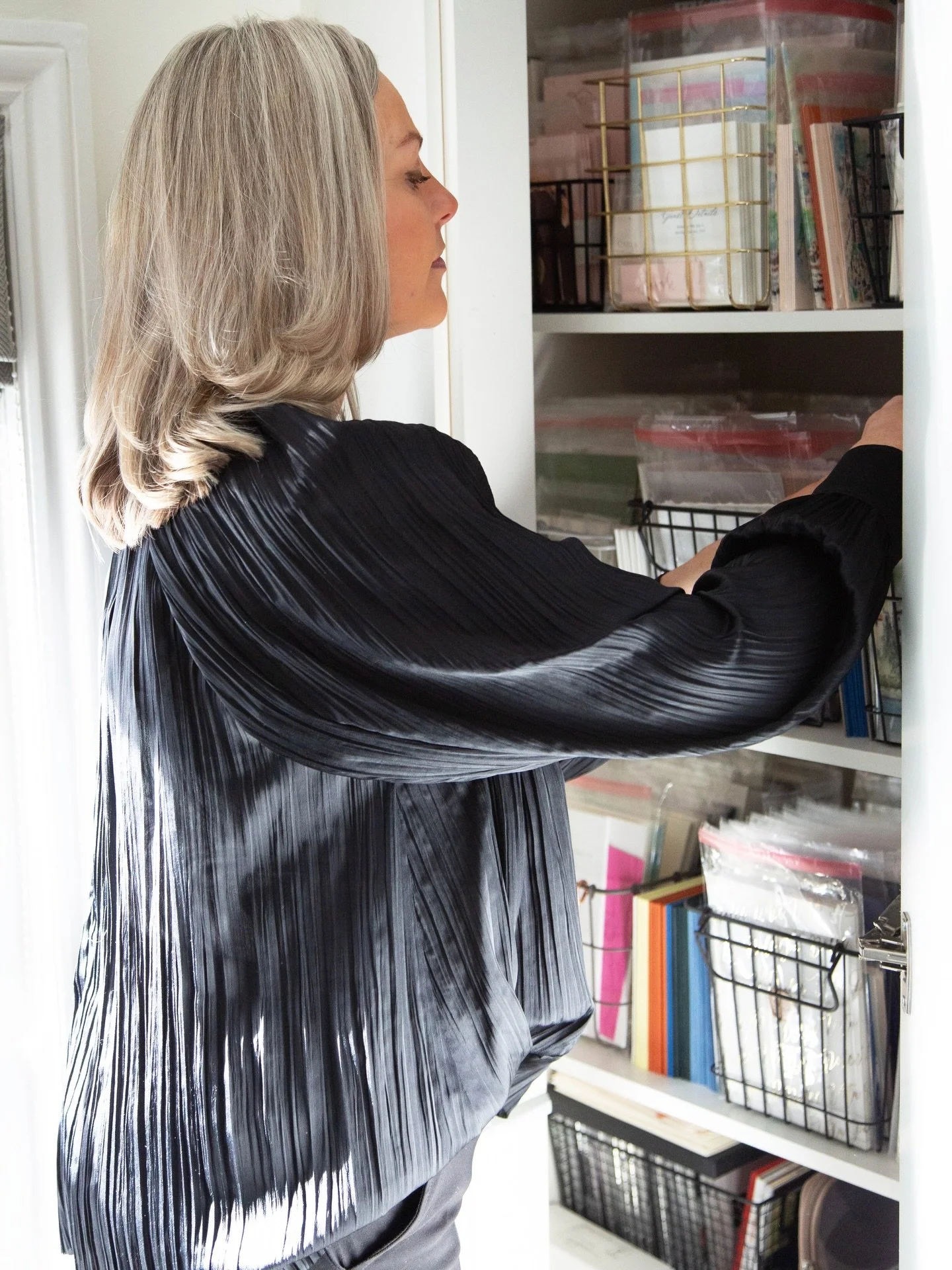 Hello 2026 🤍 An exciting start to the year, adding finishing touches to bespoke wedding invitation suites for summer weddings in the UK and destination weddings worldwide. From elegant country house celebrations to luxury European venues, I create c