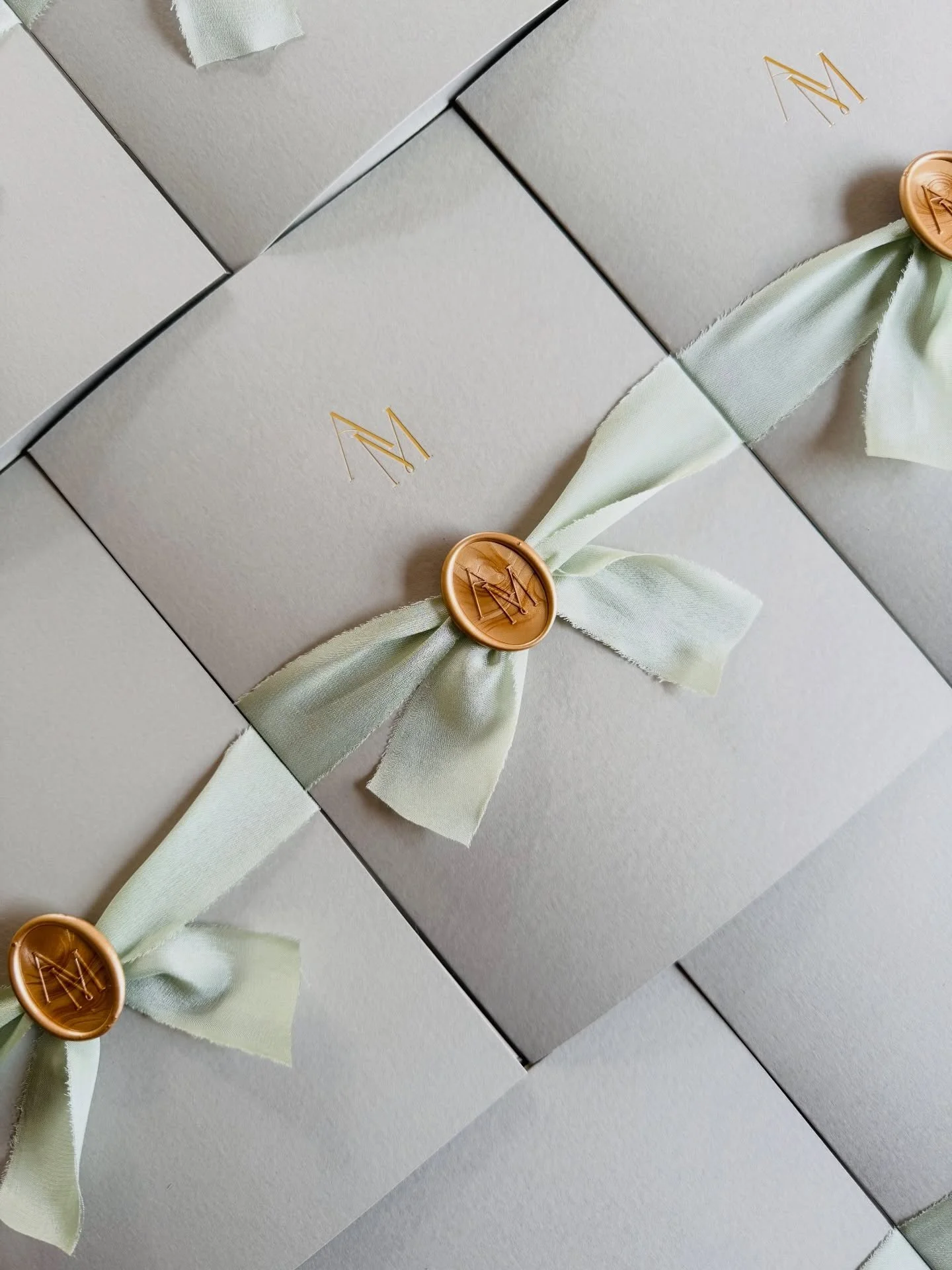 Hand finishing day ✨
Layering, tying silk ribbon, pressing wax seals &mdash; the slow, careful moments where your suite truly comes to life.

Luxury stationery is never rushed&hellip; and that&rsquo;s exactly the point.

So, how long does invitation 