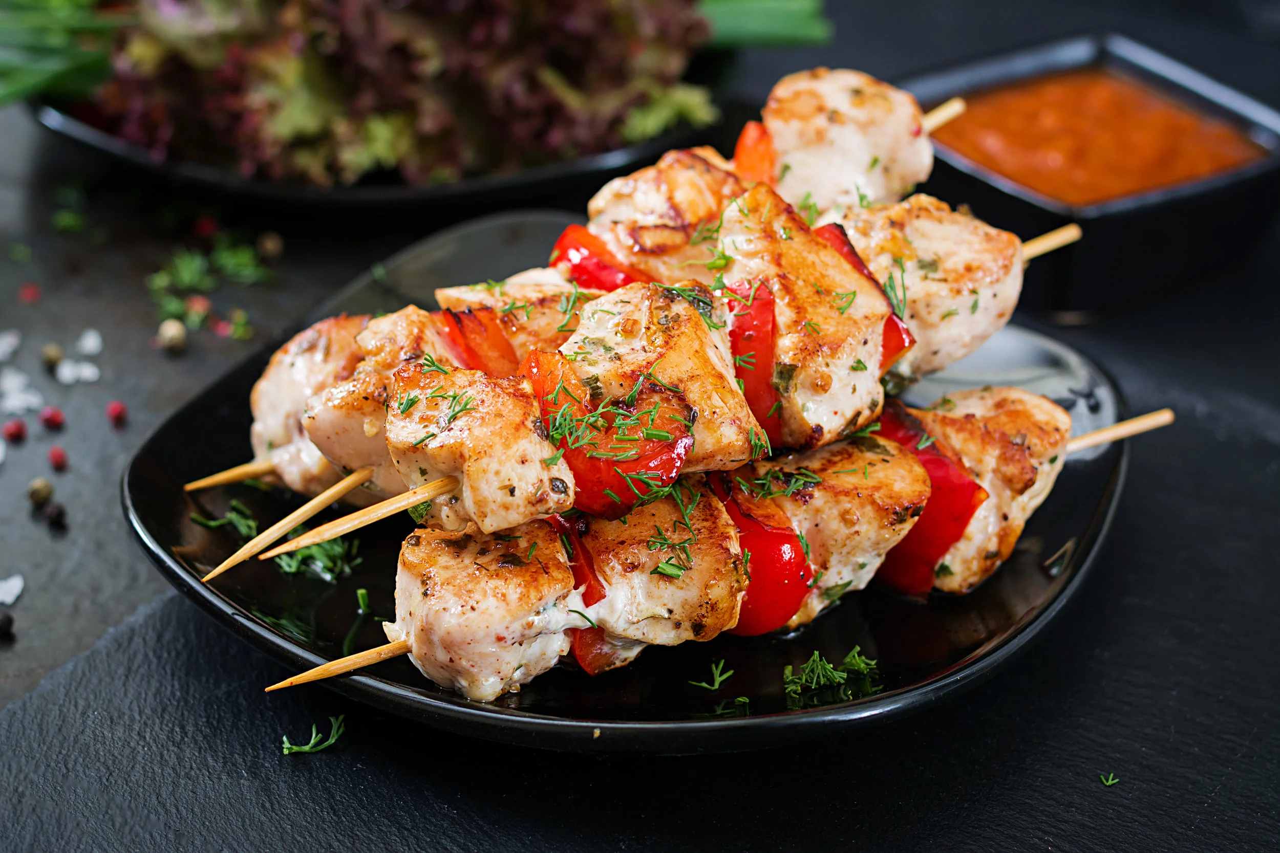 chicken-skewers-with-slices-of-sweet-peppers-and-H59PS7R.jpg