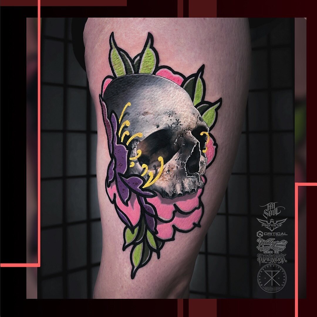 Skull and peony for legend Chelsea. Half healed half fresh. Had a bottle of green ink disappear and of course it was the green I&rsquo;d used on all the leaves. So had to blast them again and hope for the best. And top of the skull up is fresh. 
Tatt