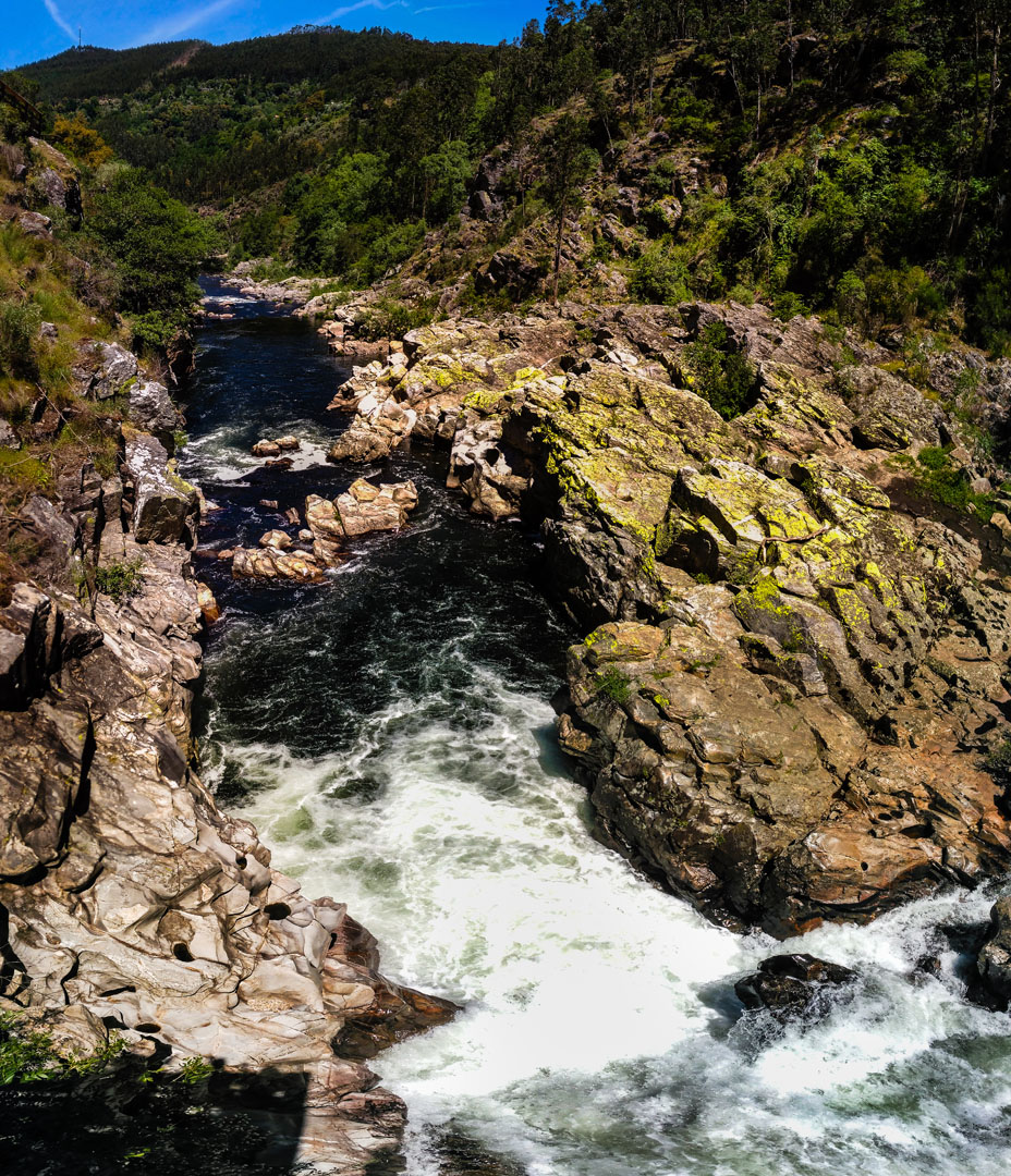 Colagem de várias fotografias tiradas na Gola do Salto para conseguir enquadrar a queda de água e a montanha à frente