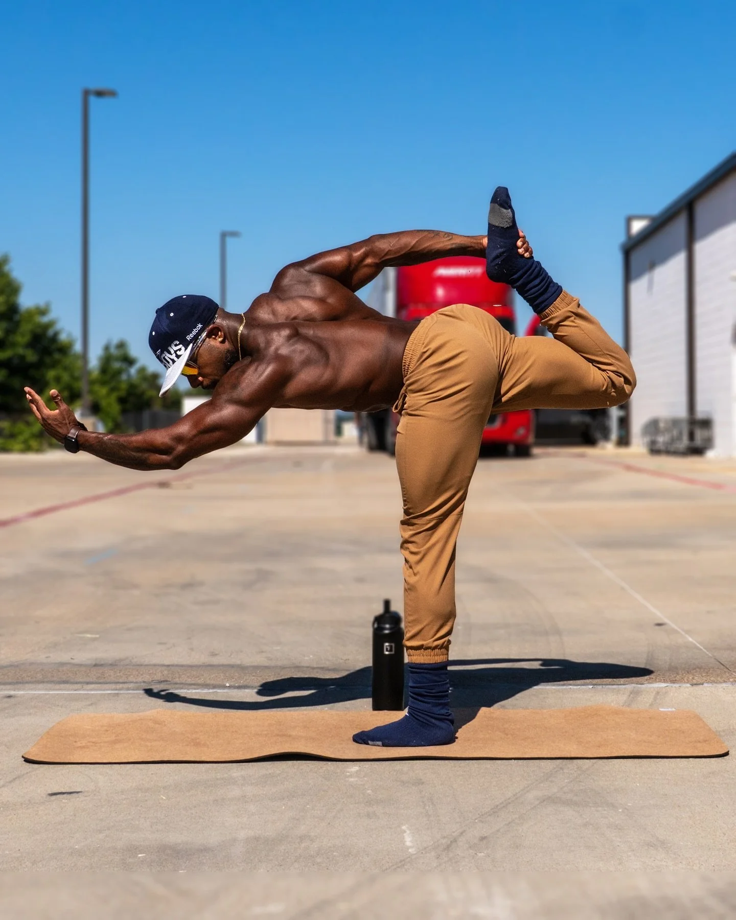 It&rsquo;s only a matter of time before things go wrong if you aren&rsquo;t stretching..

Trust me.

👇🏾

Some slight yoga posing here (not every attempt was successful 😅😆), but it transitions to a talk on traditional stretching. 

Static stretchi