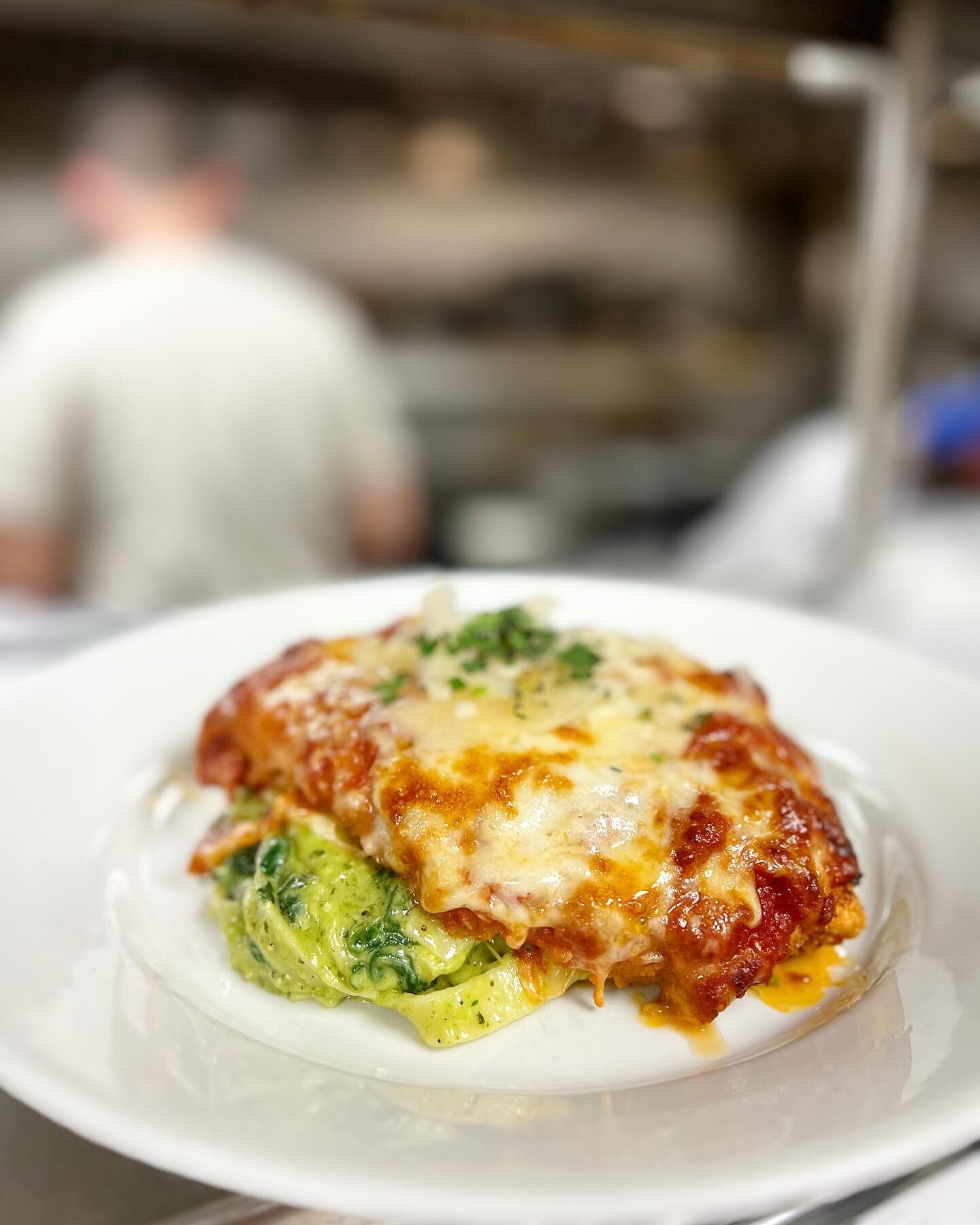 Chicken Parm with basil fettuccine + spinach 🌿 💛