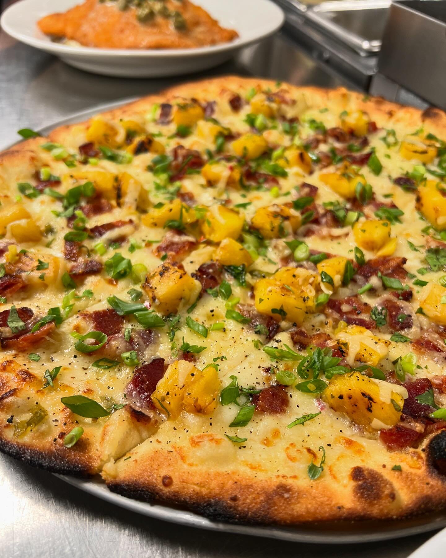 Grilled pineapple salsa, chopped bacon, smoked Gouda, scallions 🍴 🍍