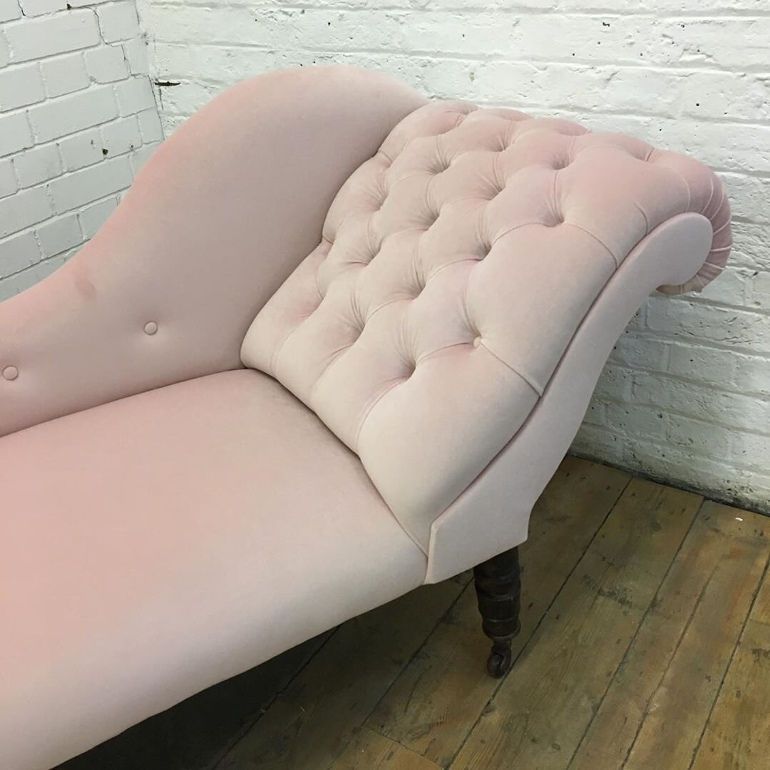 Upholstered Pink Chaise Longue