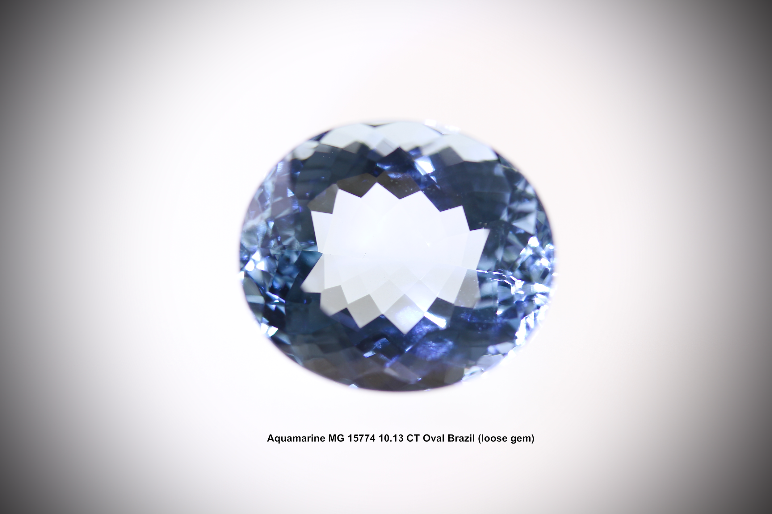 Aquamarine 10.13 CT Oval (loose gem) MG 15774.png